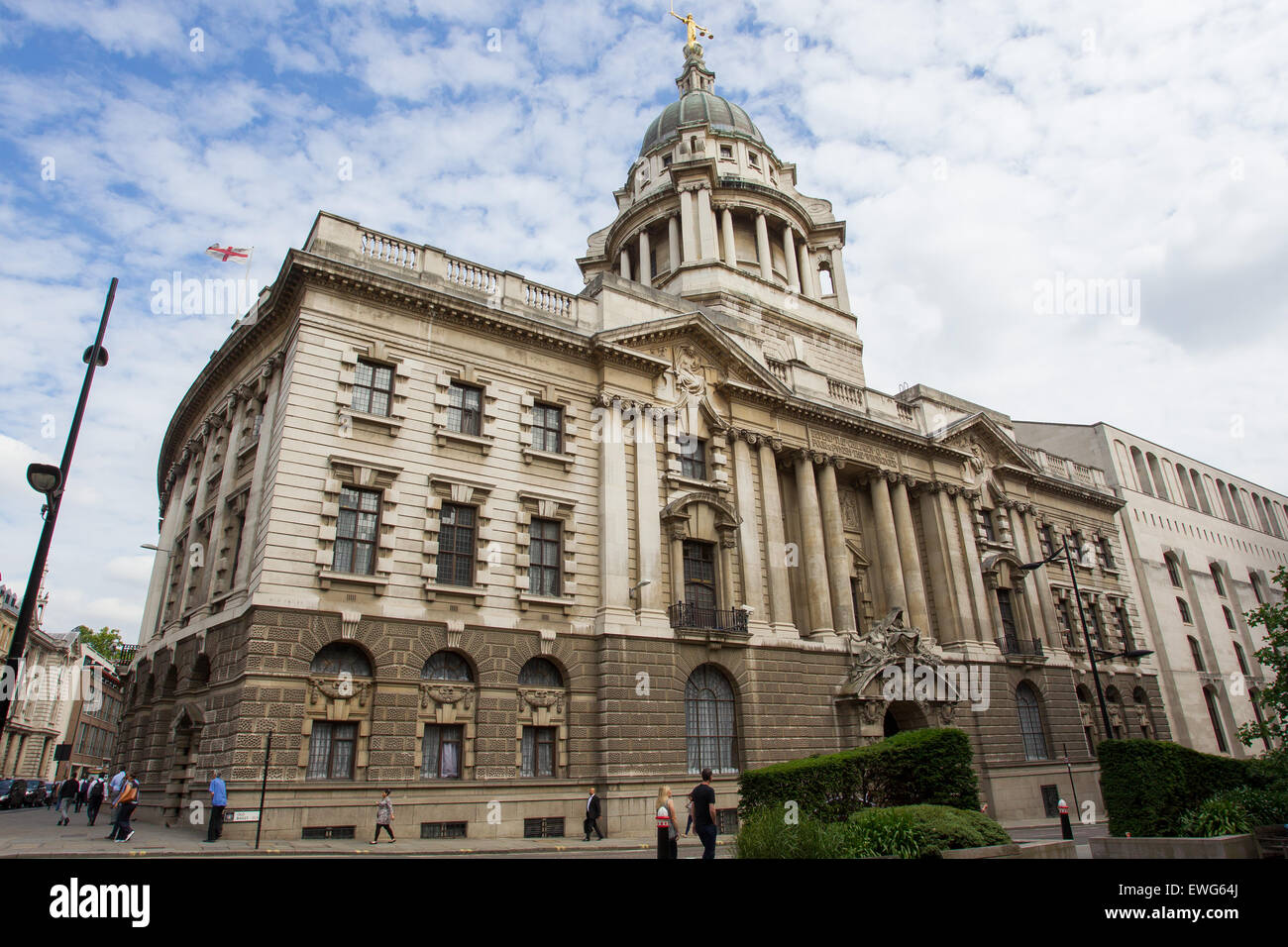 Allgemeine Ansicht GV von The Old Bailey zeigt die Statue der Justitia des britischen Bildhauers F. W. Pomeroy Stockfoto