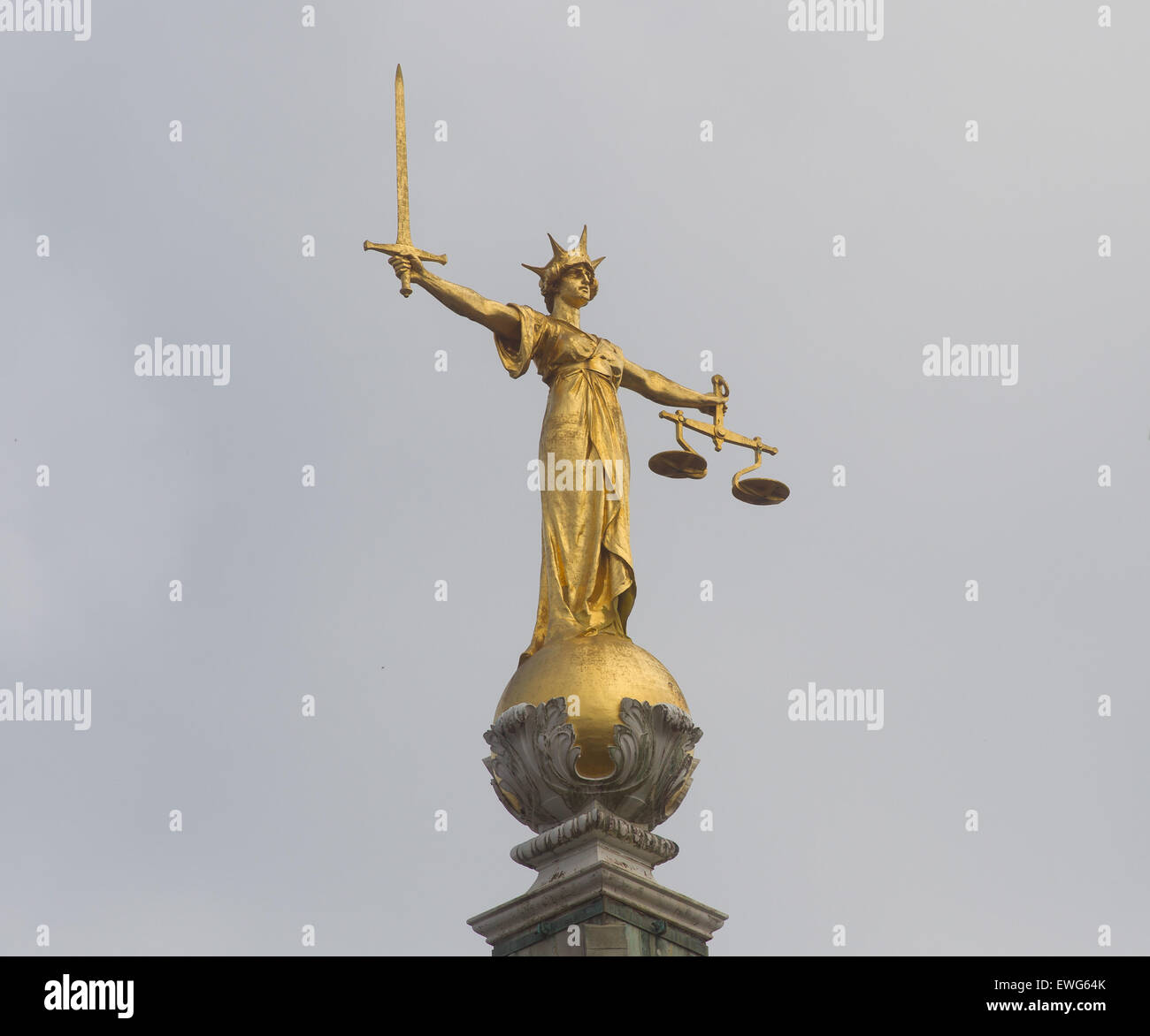 Statue der Justitia auf dem Old Bailey zentralen Strafgerichtshof, London, Vereinigtes Königreich Stockfoto