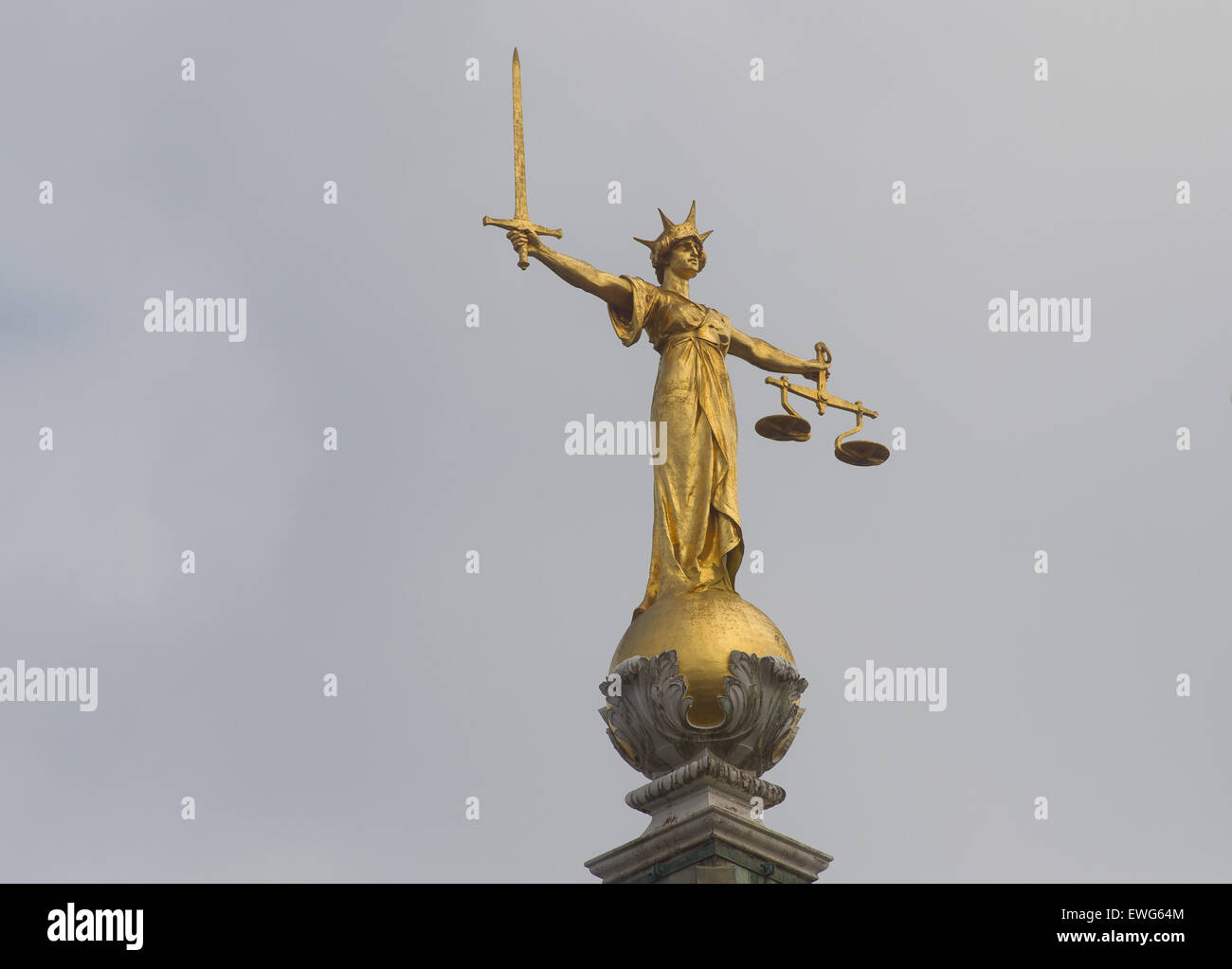 Allgemeine Ansicht GV von The Old Bailey zeigt die Statue der Justitia des britischen Bildhauers F. W. Pomeroy Stockfoto