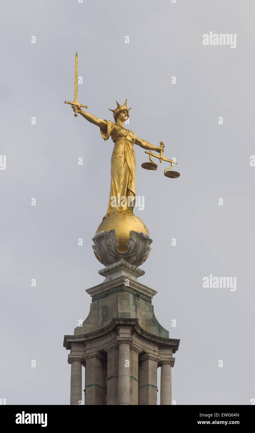 Allgemeine Ansicht GV von The Old Bailey zeigt die Statue der Justitia des britischen Bildhauers F. W. Pomeroy Stockfoto