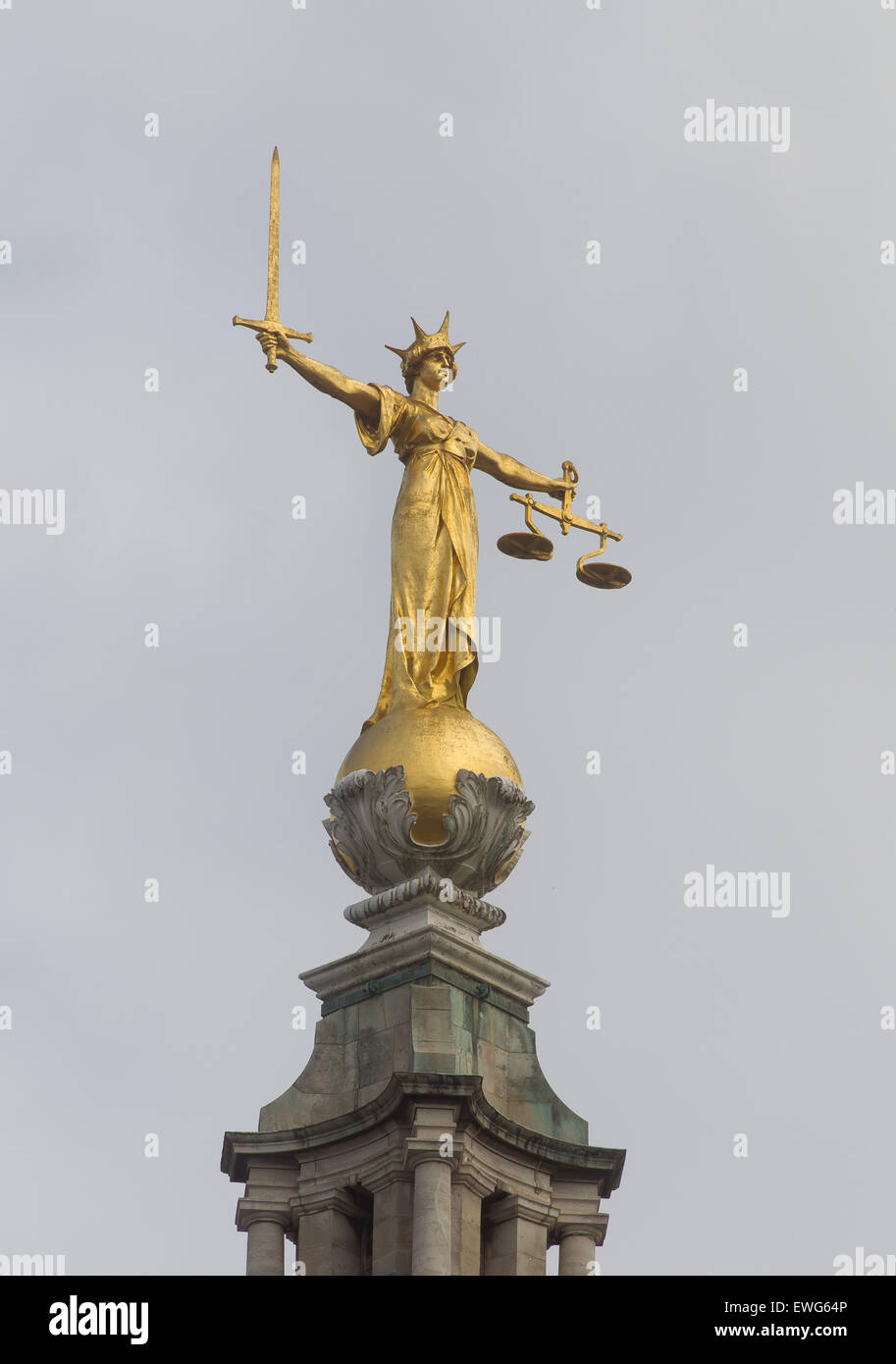 Allgemeine Ansicht GV von The Old Bailey zeigt die Statue der Justitia des britischen Bildhauers F. W. Pomeroy Stockfoto