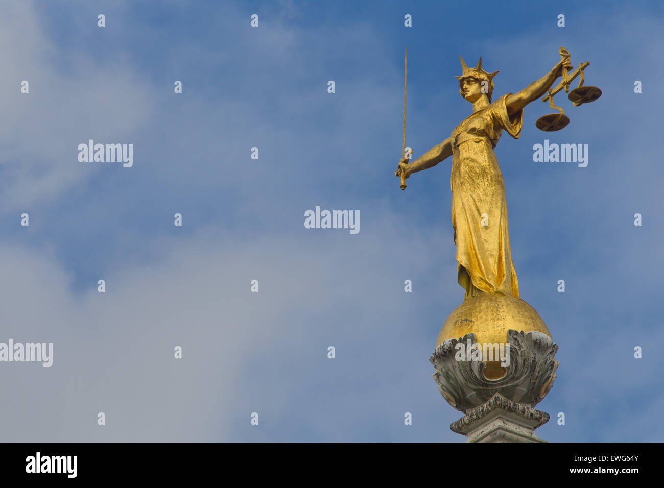 Statue der Justitia auf dem Old Bailey zentralen Strafgerichtshof, London, Vereinigtes Königreich Stockfoto