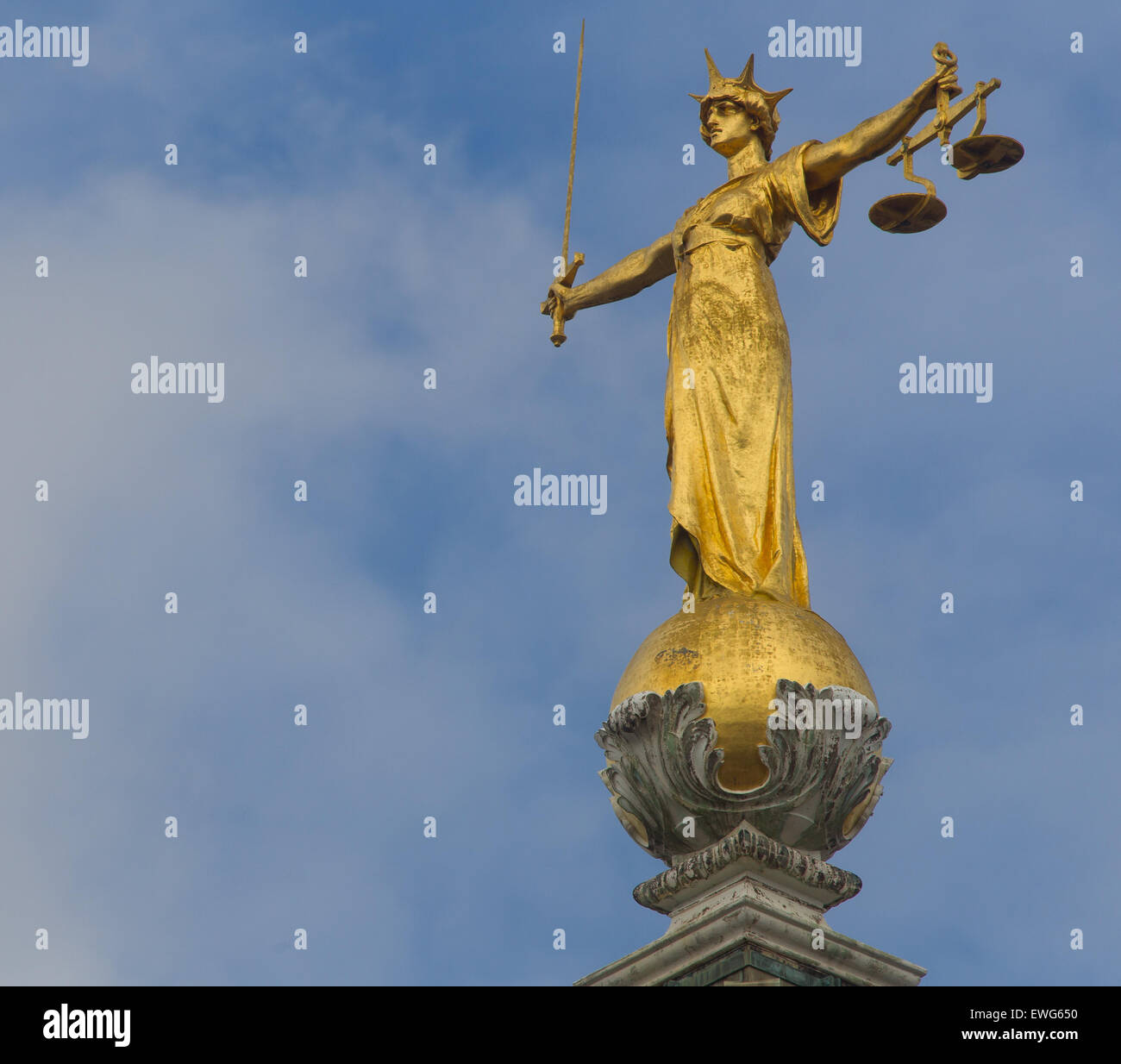 Allgemeine Ansicht GV von The Old Bailey zeigt die Statue der Justitia des britischen Bildhauers F. W. Pomeroy Stockfoto