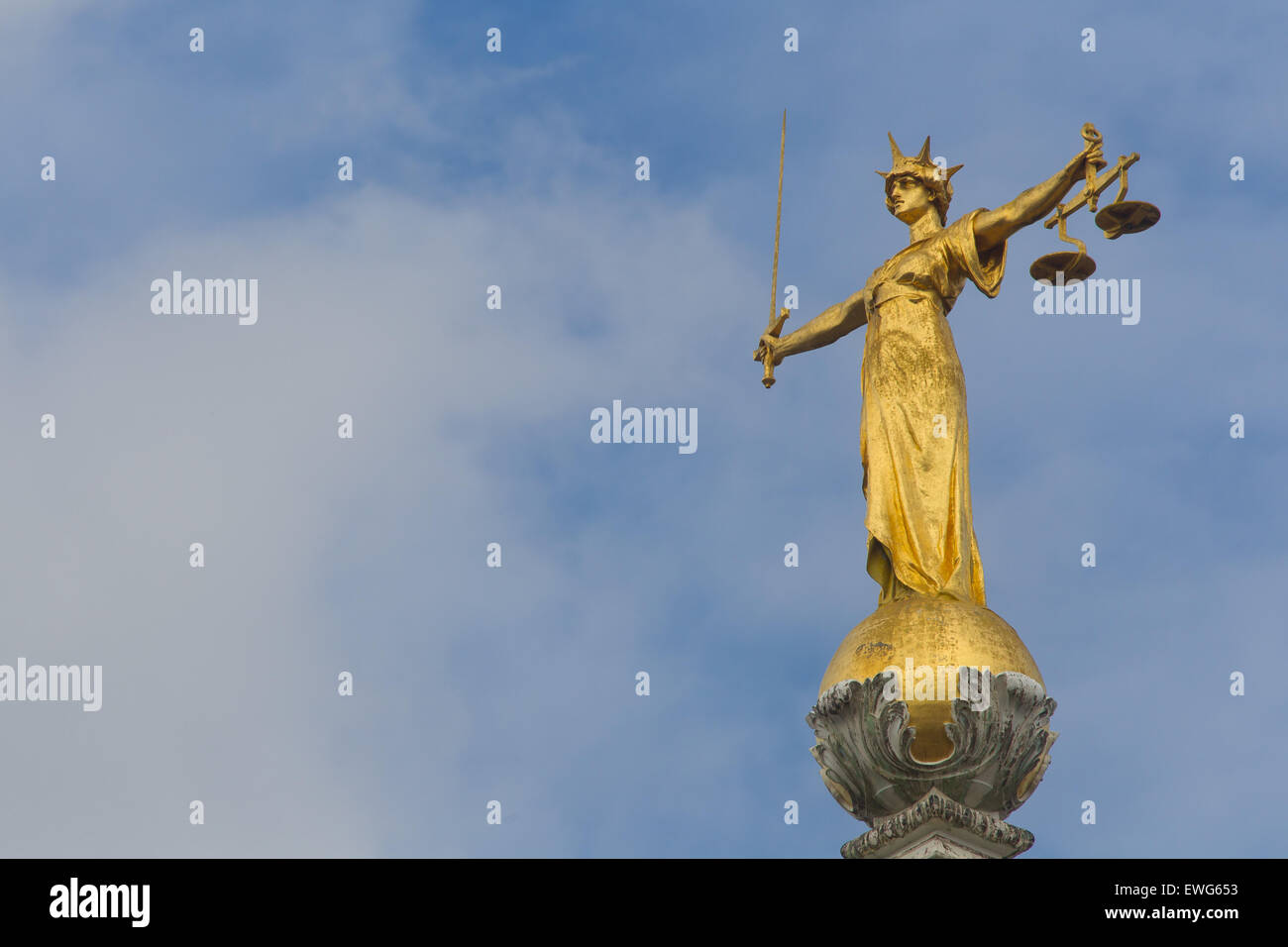 Statue der Justitia auf dem Old Bailey zentralen Strafgerichtshof, London, Vereinigtes Königreich Stockfoto