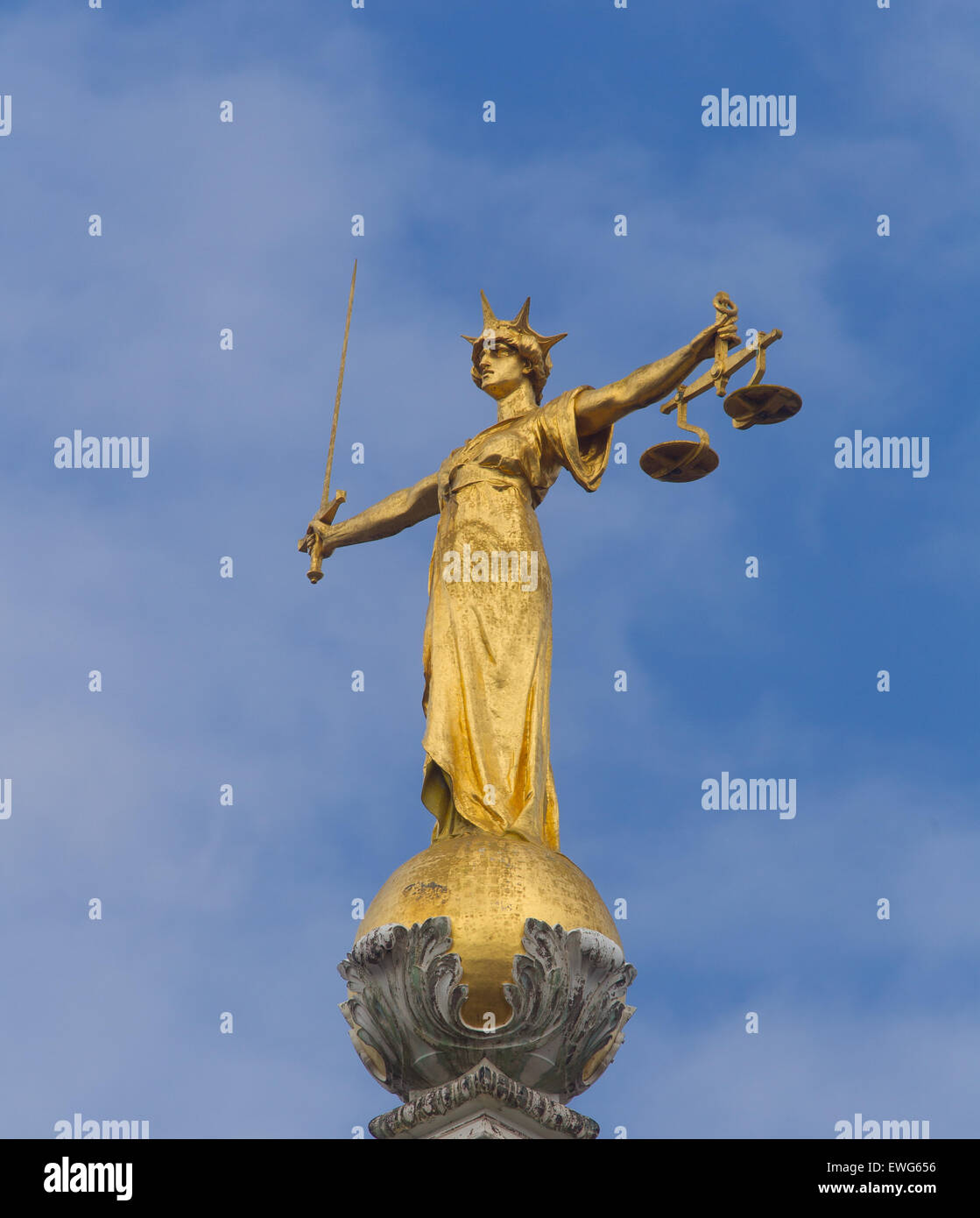 Allgemeine Ansicht GV von The Old Bailey zeigt die Statue der Justitia des britischen Bildhauers F. W. Pomeroy Stockfoto