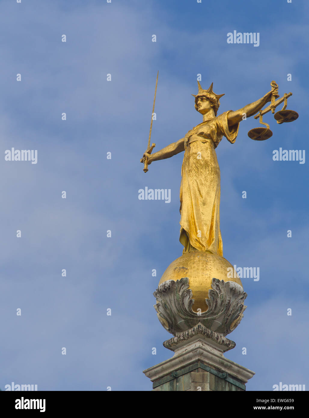 Statue der Justitia auf dem Old Bailey zentralen Strafgerichtshof, London, Vereinigtes Königreich Stockfoto
