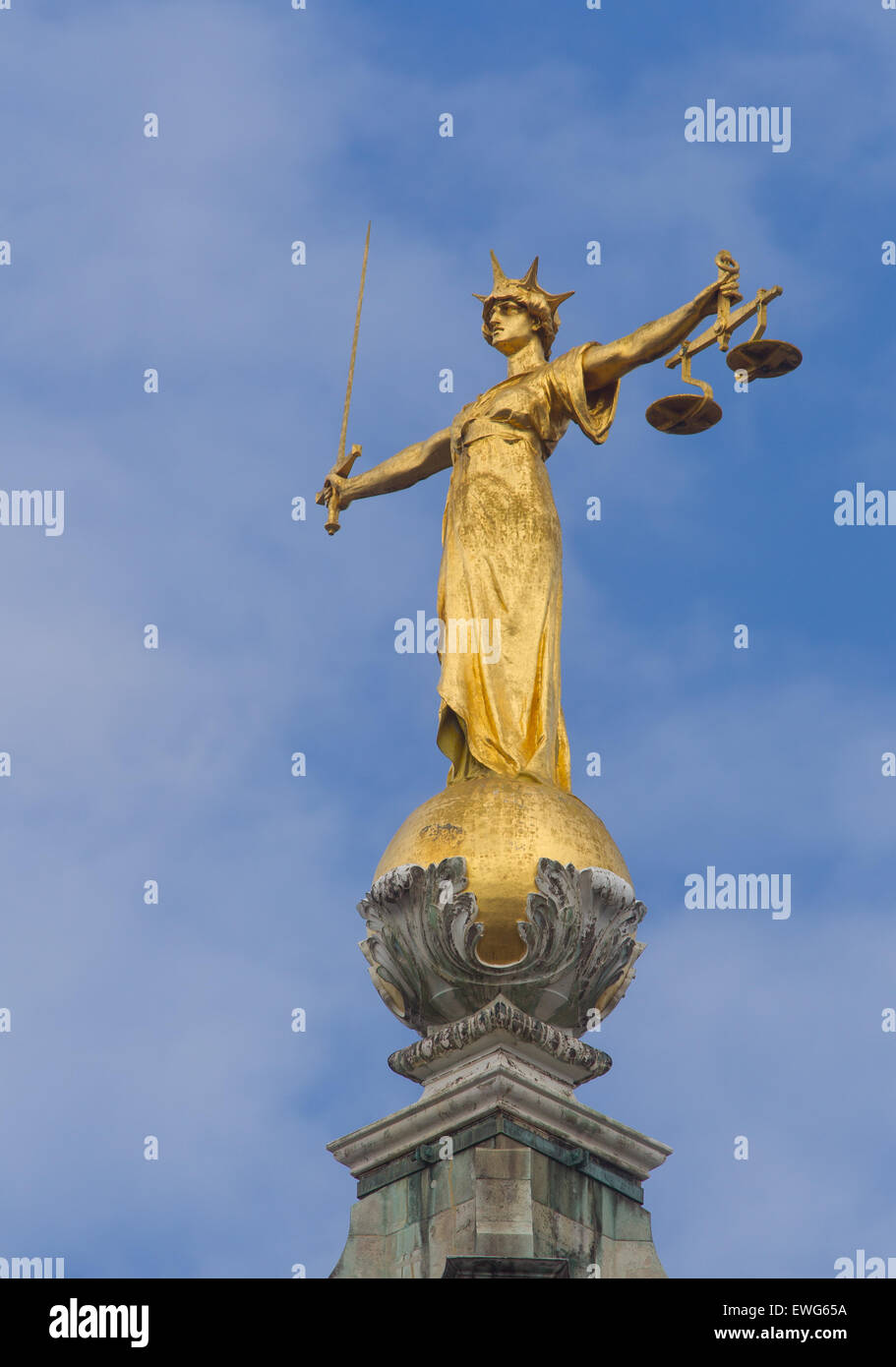 Allgemeine Ansicht GV von The Old Bailey zeigt die Statue der Justitia des britischen Bildhauers F. W. Pomeroy Stockfoto
