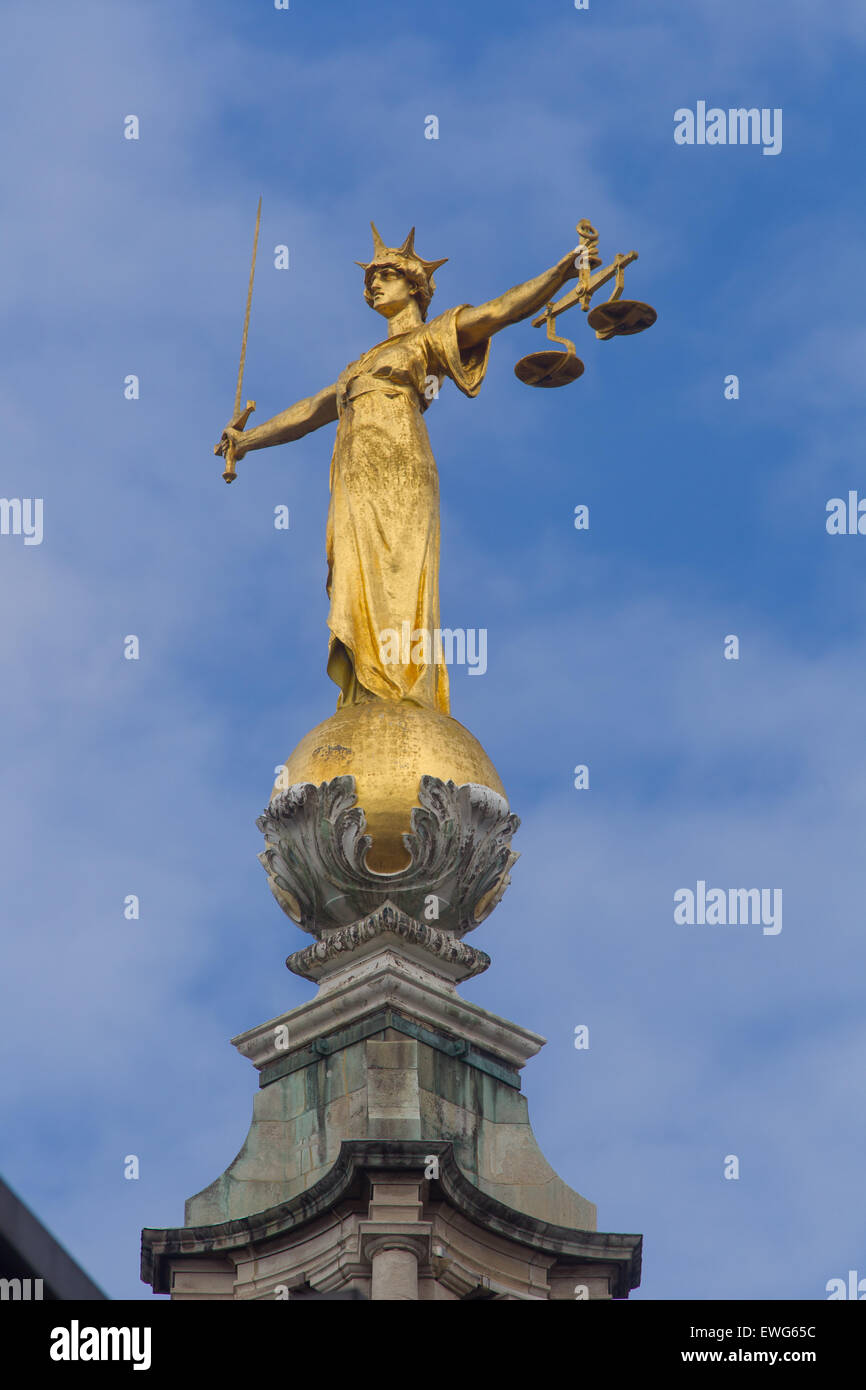 Statue der Justitia auf dem Old Bailey zentralen Strafgerichtshof, London, Vereinigtes Königreich Stockfoto
