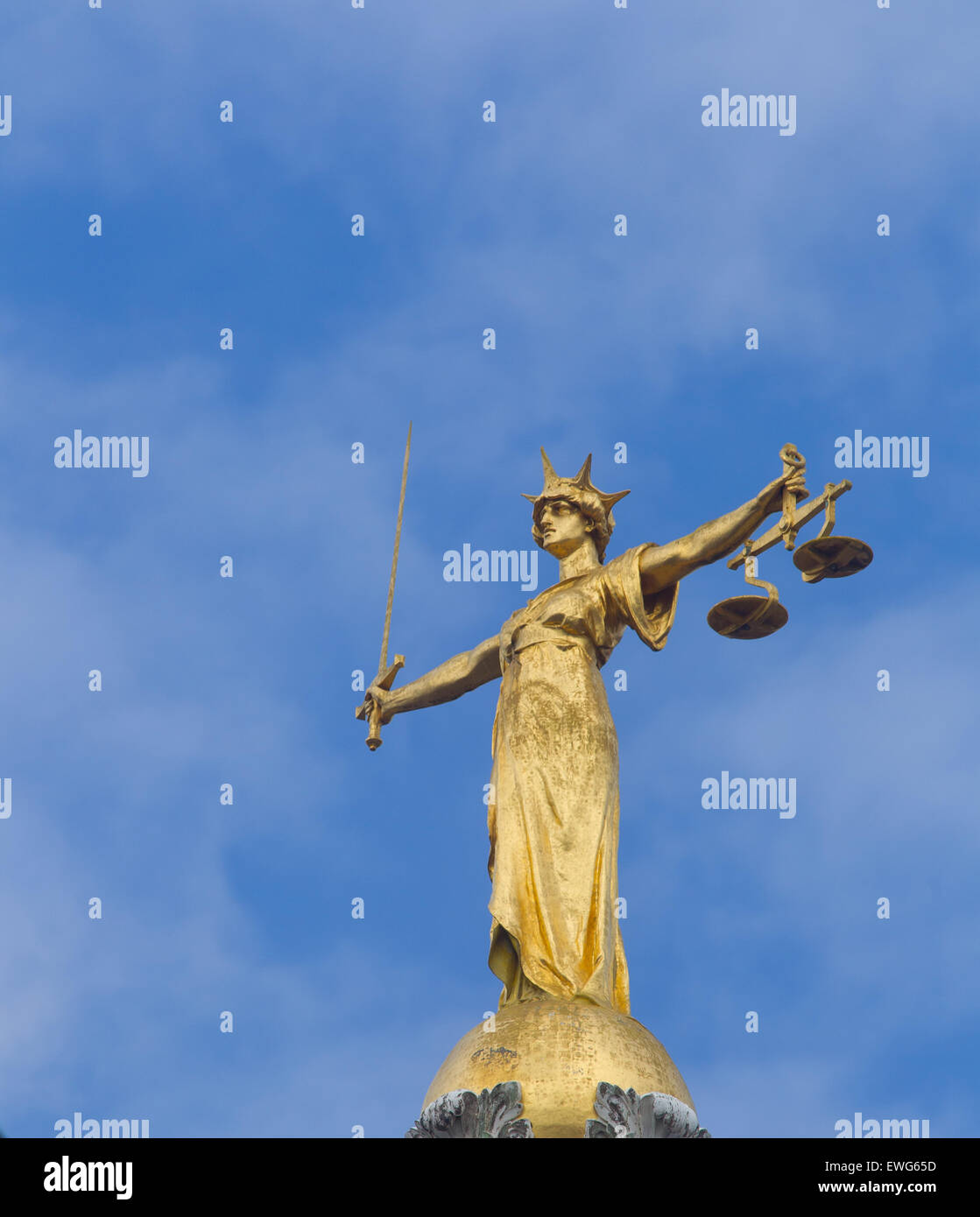 Allgemeine Ansicht GV von The Old Bailey zeigt die Statue der Justitia des britischen Bildhauers F. W. Pomeroy Stockfoto