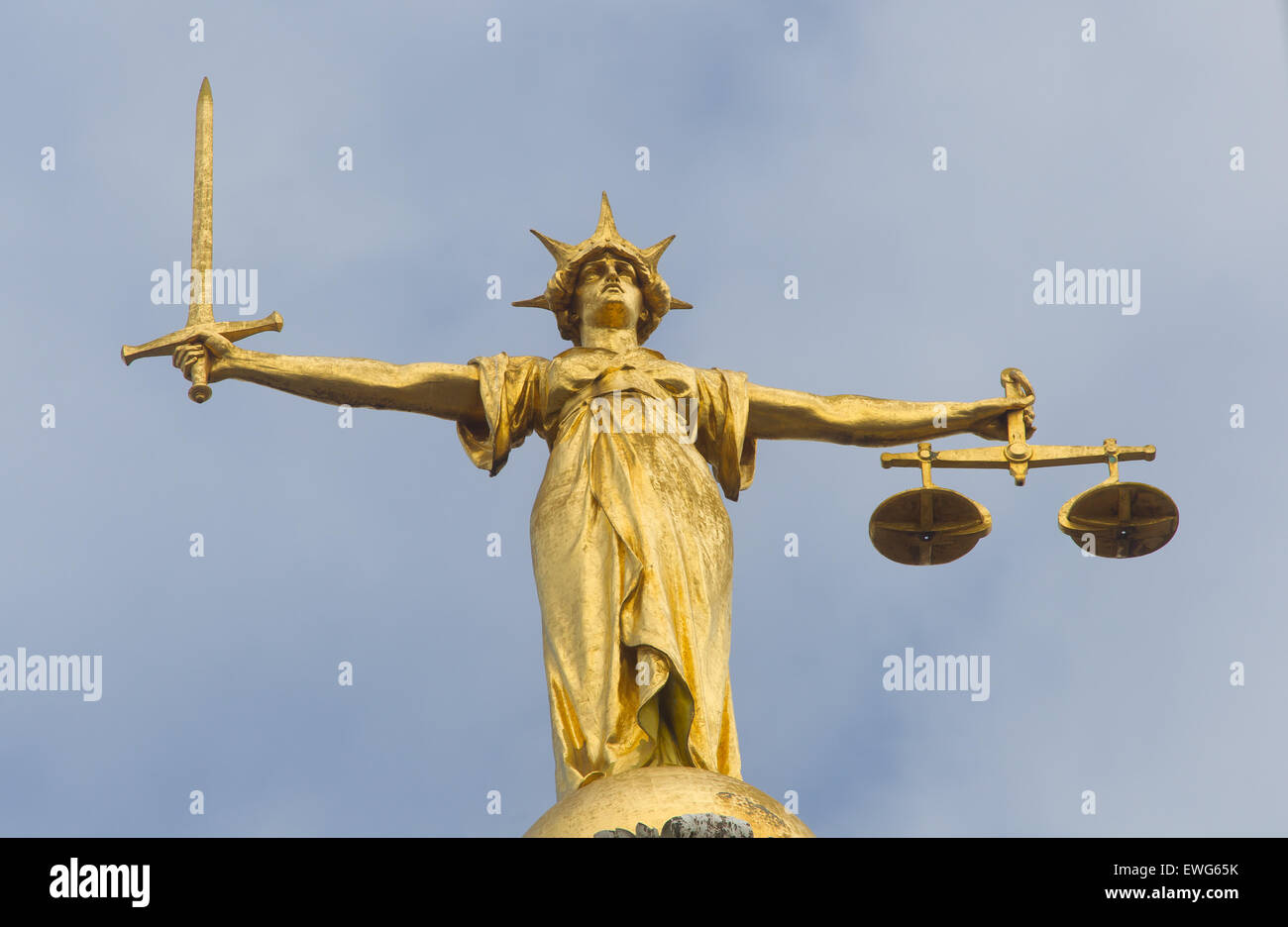 Allgemeine Ansicht GV von The Old Bailey zeigt die Statue der Justitia des britischen Bildhauers F. W. Pomeroy Stockfoto