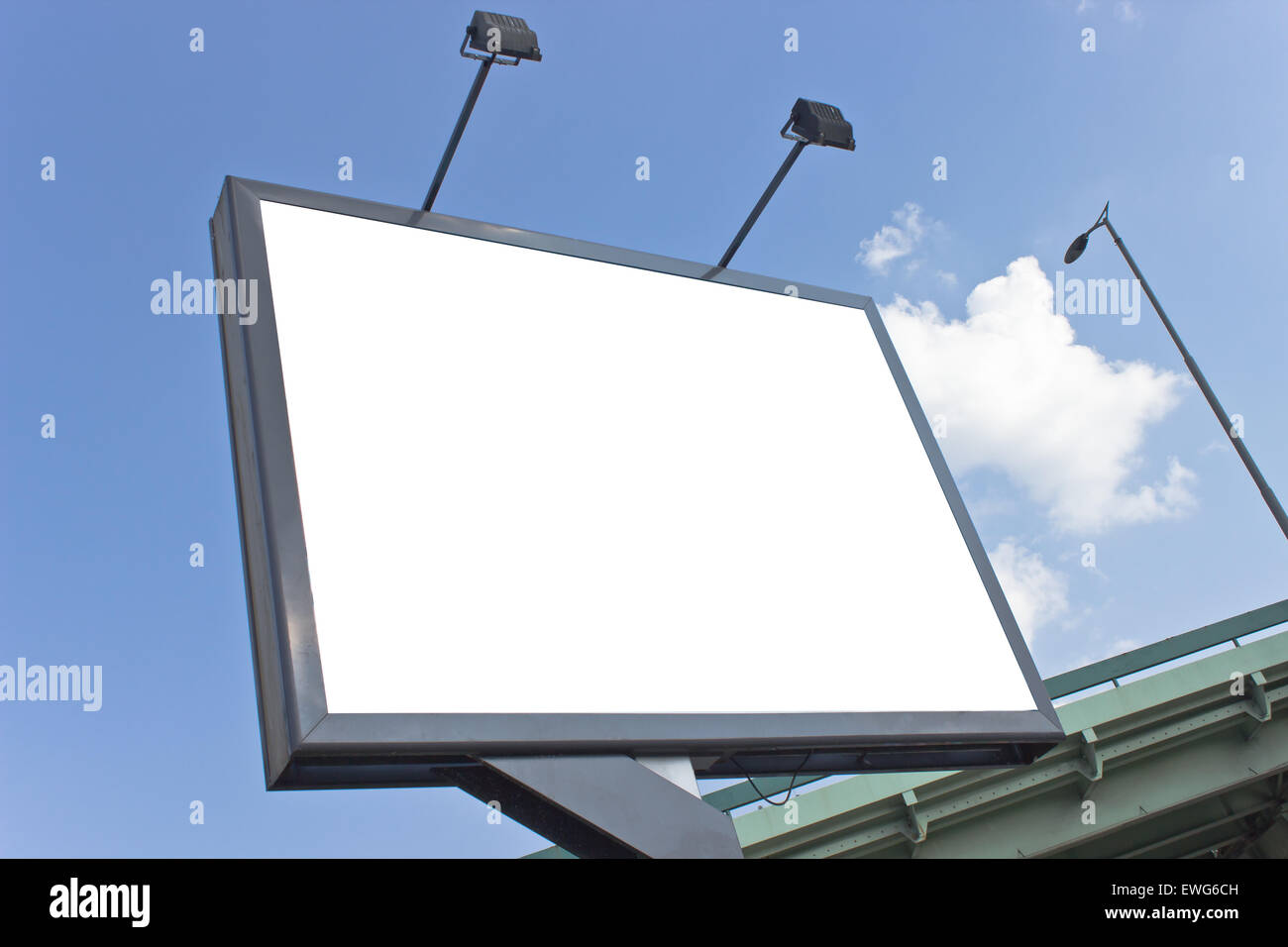 Plakat am Highway über blauen Himmel Stockfoto