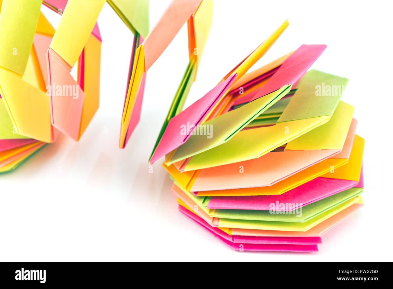 Bunte Origami Papier Achteck Formen isoliert auf weiss Stockfoto