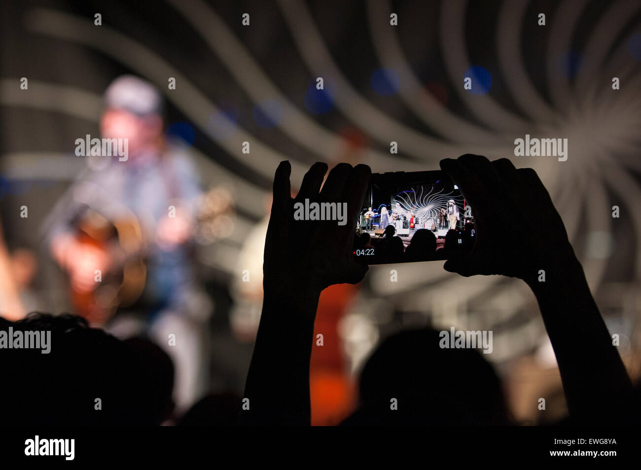 Publikum Mitglied Aufnahme Pokey Lafarge auf der Bühne mit ihrem Handy in Louisville Kentucky Stockfoto