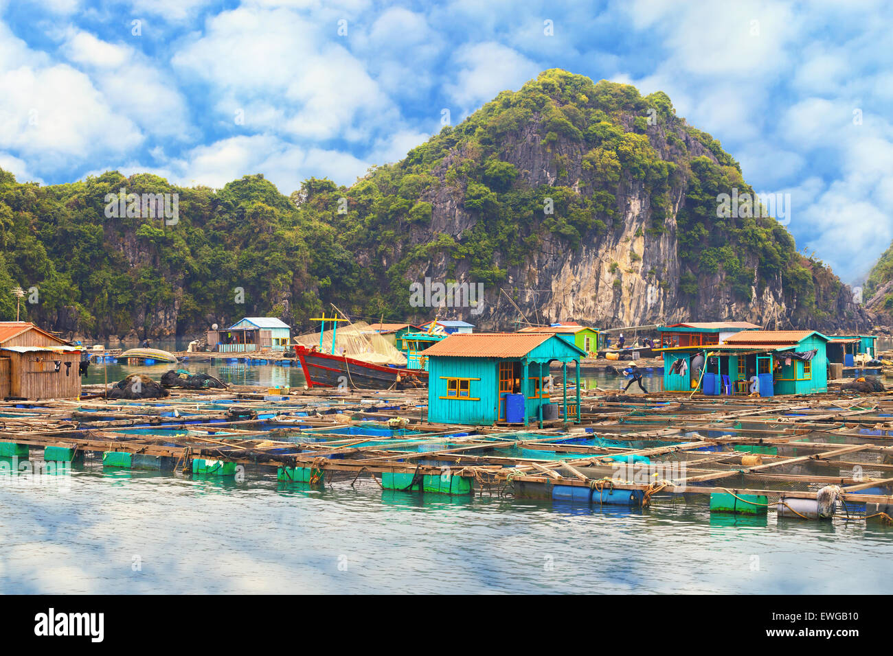 Traditionelle asiatische schwimmenden Dorf an Halong Bucht, Vietnam Stockfoto