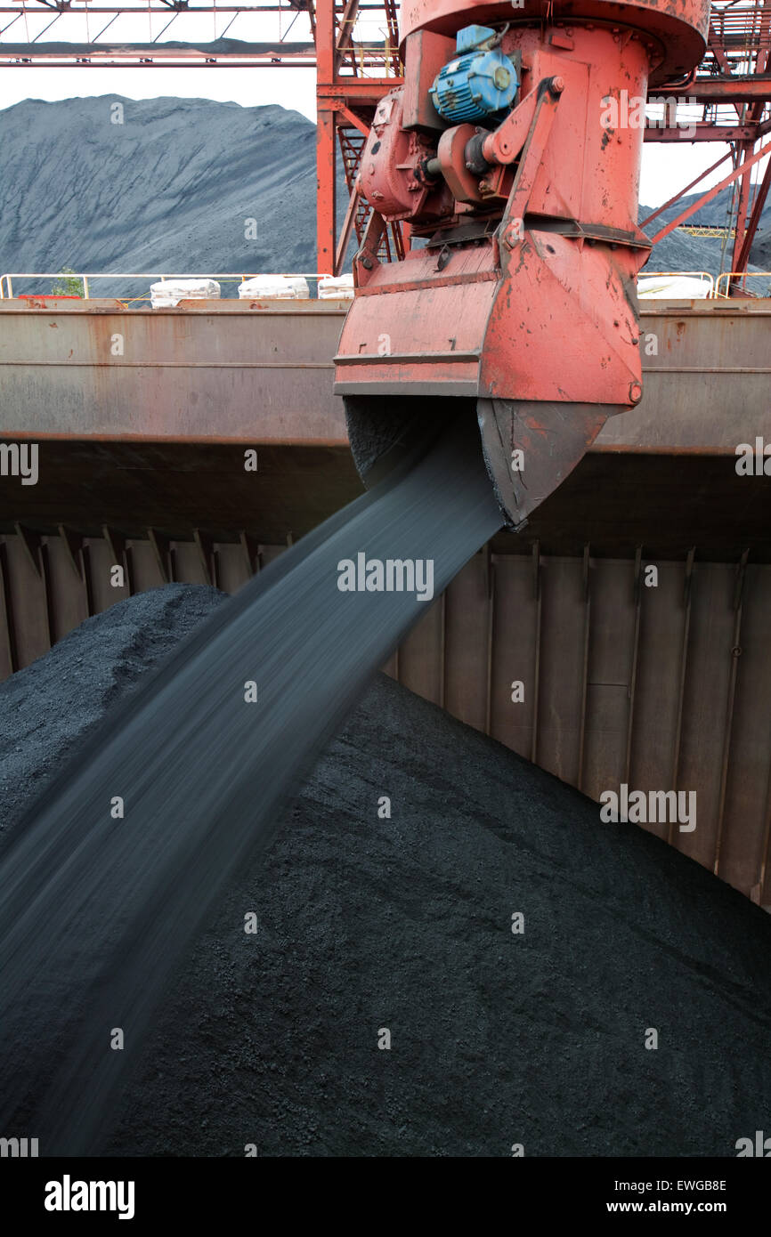 Bulk Schiffsbeladung Petrolkoks Stockfoto