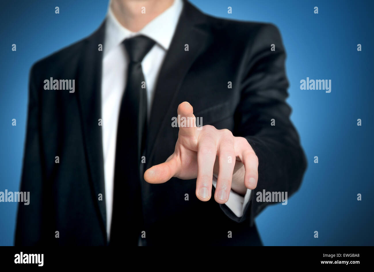 Business Mann drängen imaginären Knopf Stockfoto