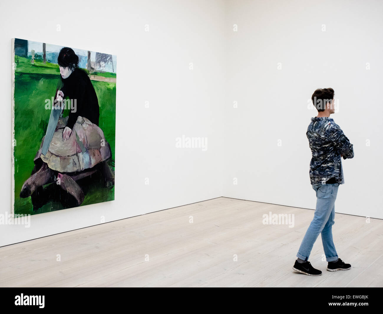 Saatchi Gallery in London. Bild von einer Frau, die ein Leben Riesenschildkröten in zwei Hälften Sägen. Stockfoto