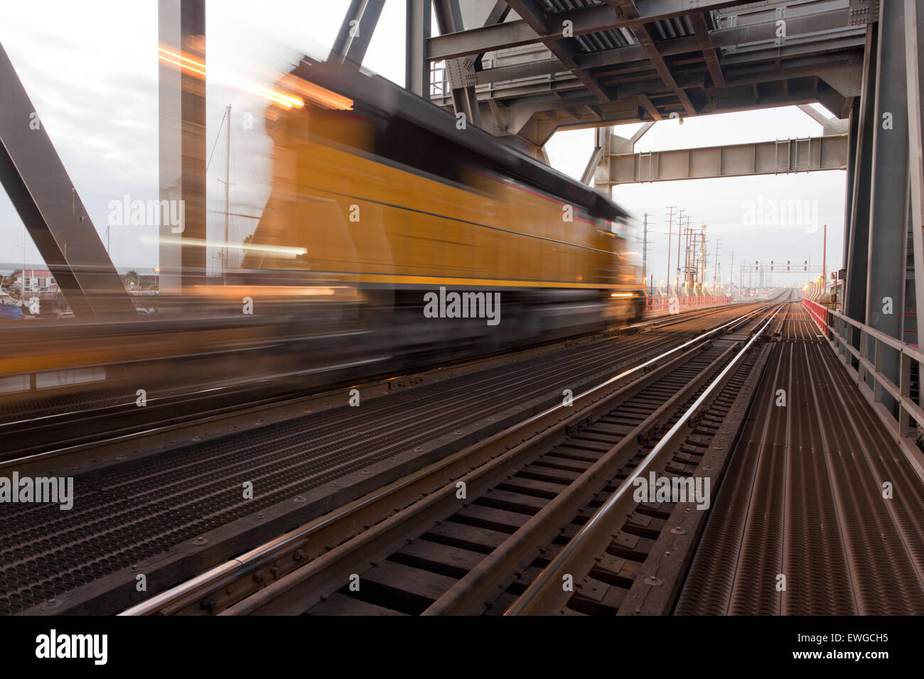 Lokomotive auf Brücke Langzeitbelichtung Stockfoto