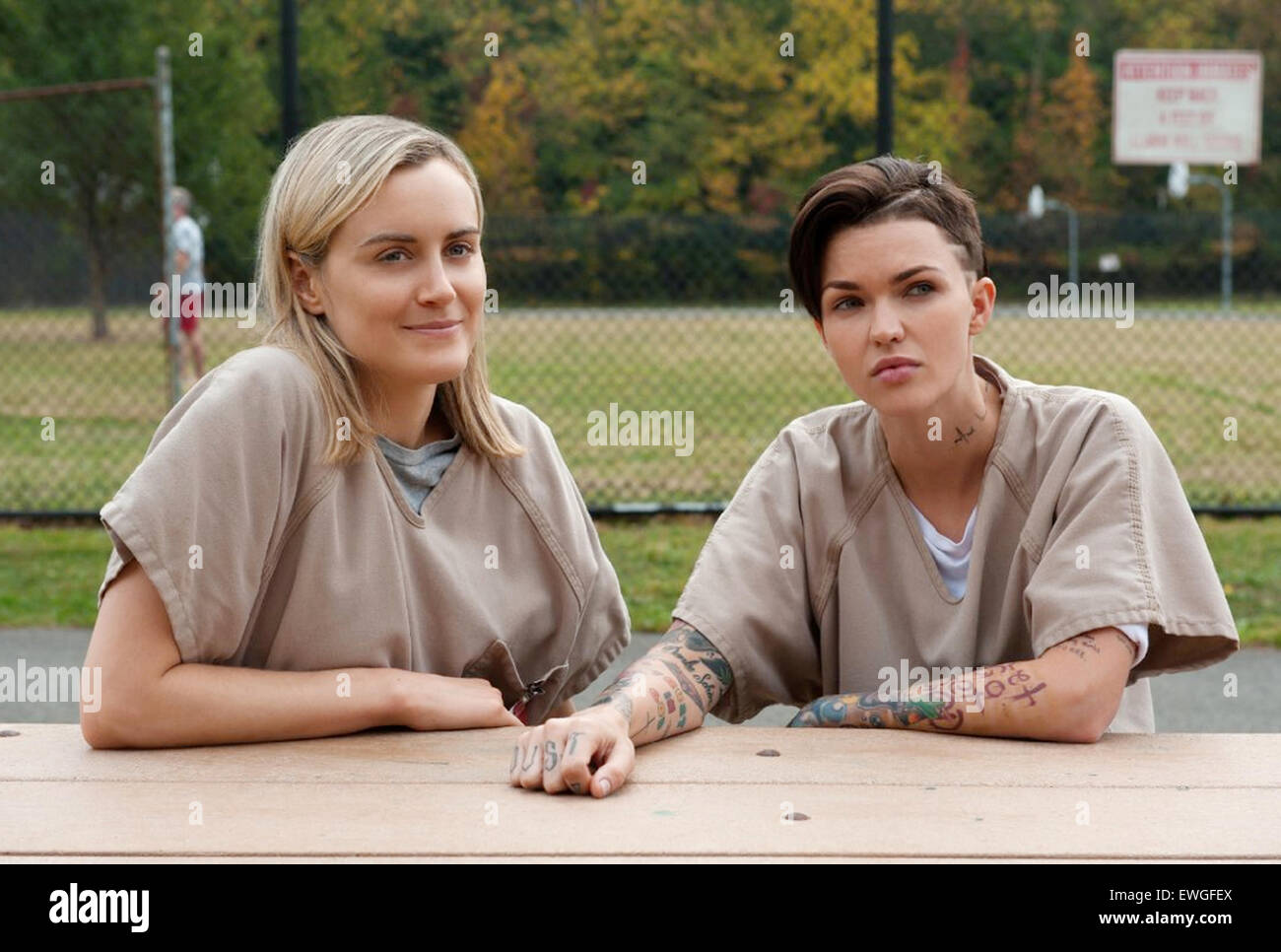 ORANGE ist das neue Schwarz 2013 Netflix Film mit Taylor Schilling im linken und Ruby Rose Stockfoto