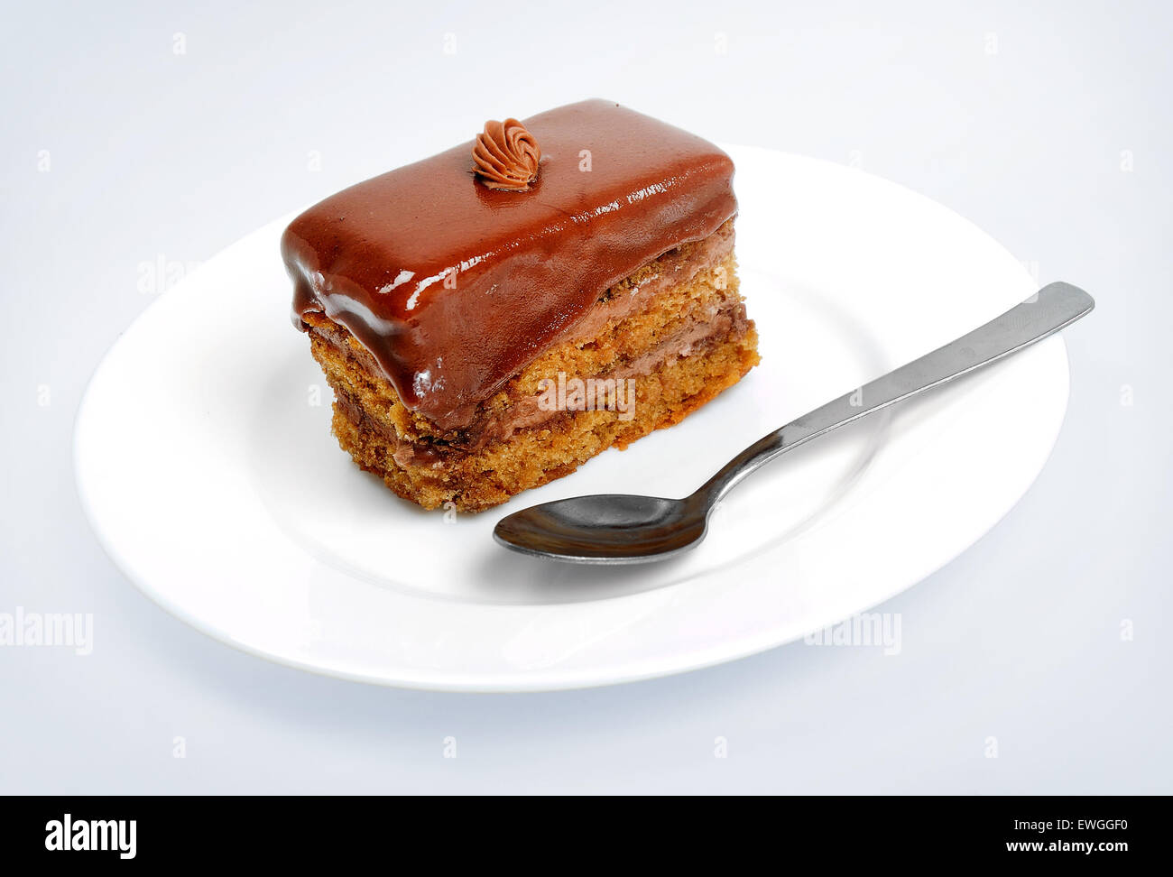 Kuchen mit Schokolade auf grauem Hintergrund Stockfoto
