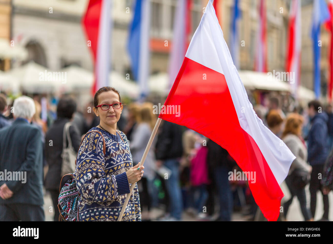 Frau auf der Straße hält eine Fahne der Republik Polen. Stockfoto