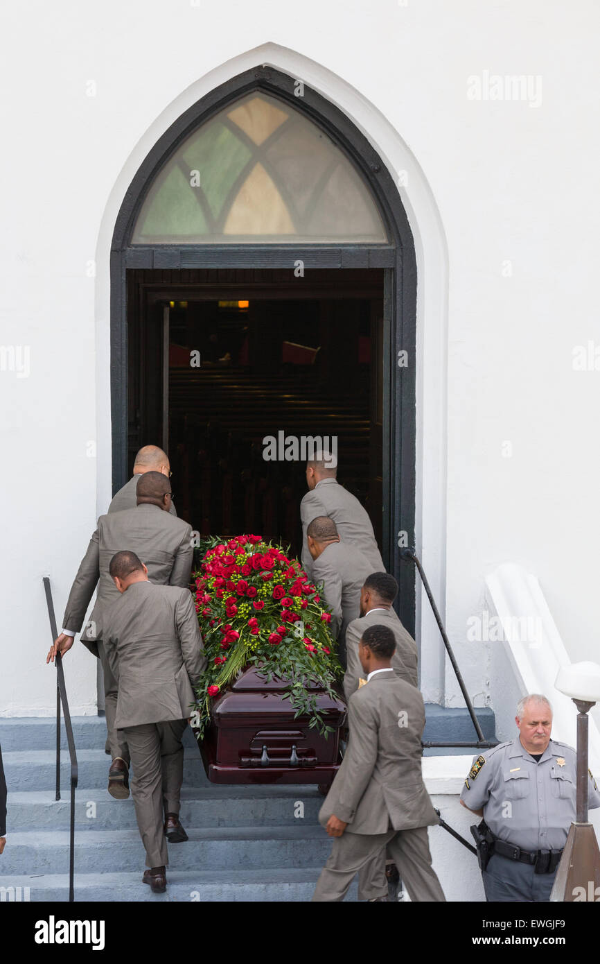 Charleston, South Carolina, USA. 25. Juni 2015. Sargträger tragen den Sarg tragen Senator Clementa Pinckney die vordere Treppe auf die historischen Mutter Emanuel African Methodist Episcopal Church für öffentliche anzeigen 25. Juni 2015 in Charleston, South Carolina. Die Kirche ist der Ort, wo weißes Supremacist Dylann Dach 9 Mitglieder in der historisch schwarze Kirche getötet. Stockfoto