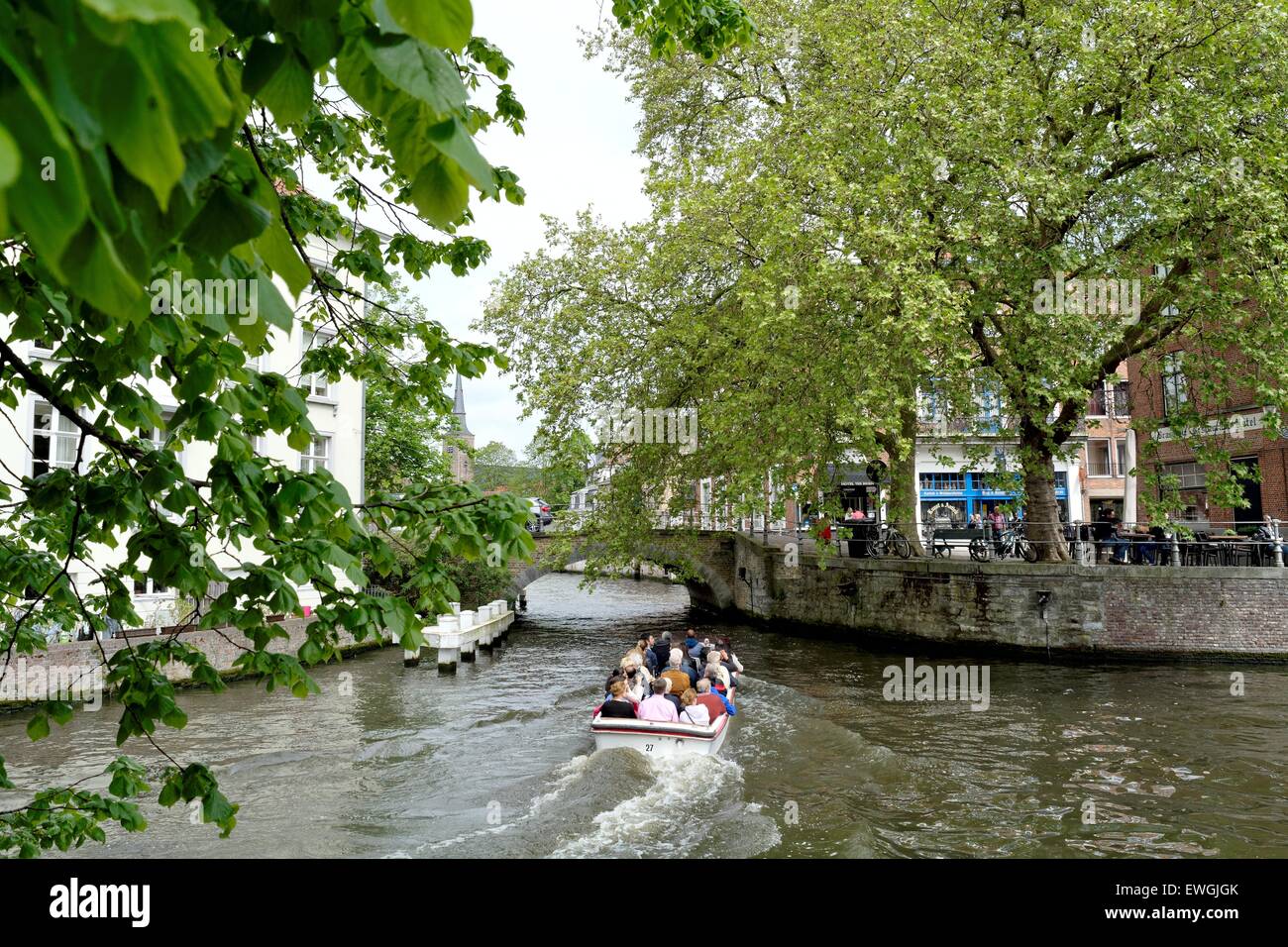 Touristen in Sightseeing-Boot auf die Groenerei und Coupure Kanal Kreuzung Brügge Belgien Stockfoto