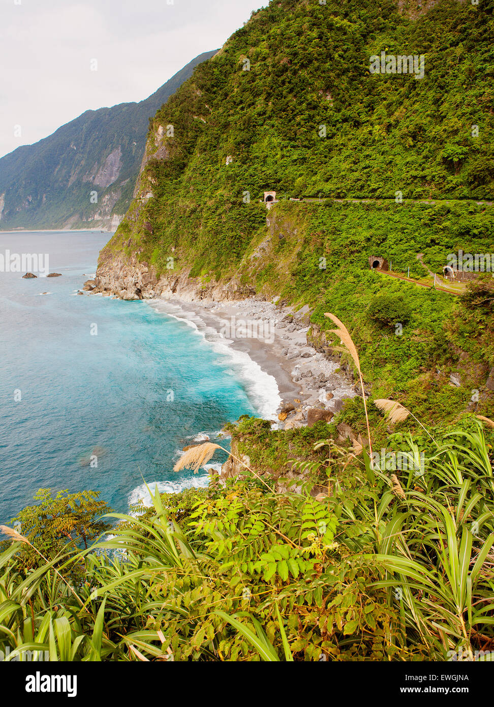 Ein Blick auf die Küste entlang Su-Hua Highway entlang der Huide Trail in der Nähe von Taroko-Schlucht-Taiwan Stockfoto