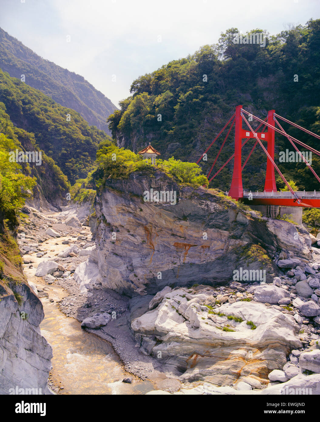 Cihmu Brücke und eine kleine Pagode im Taroko National Park. Taiwan, Asien. Stockfoto