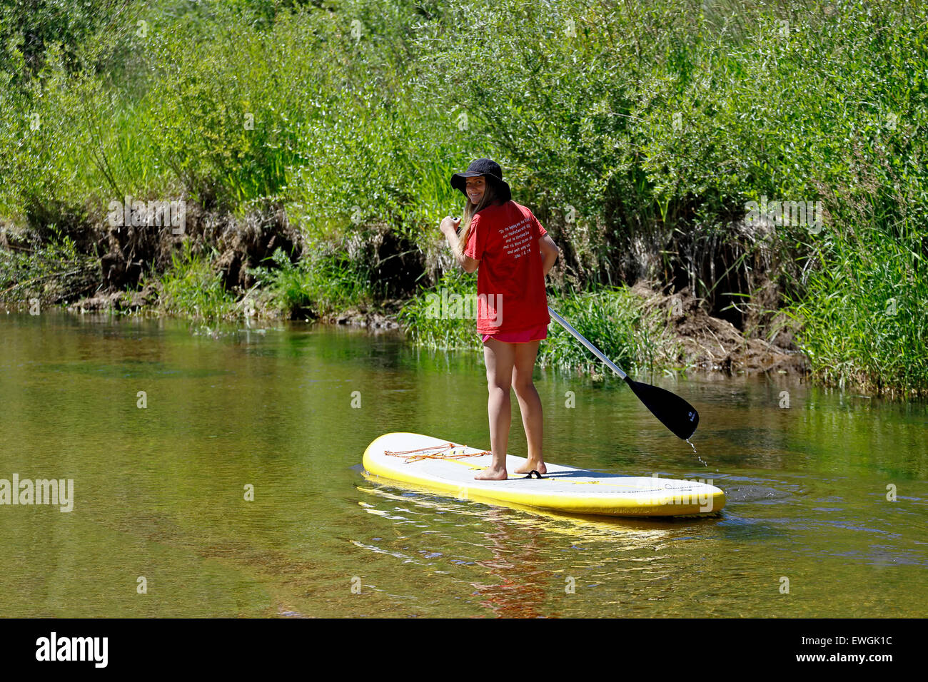 Stand up Paddle boarding Mädchen, Roaring Fork River, in der Nähe von Aspen, Colorado USA Stockfoto