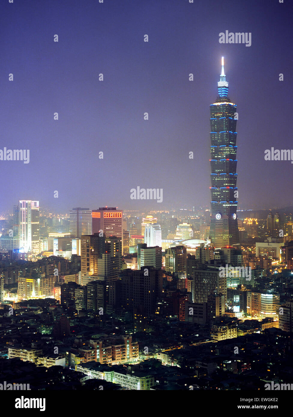Taipei 101 Gebäude in der Dämmerung.  Auch bekannt als das Taipei Financial Center, ist es ein Wahrzeichen Wolkenkratzer in Xinyi District. Stockfoto