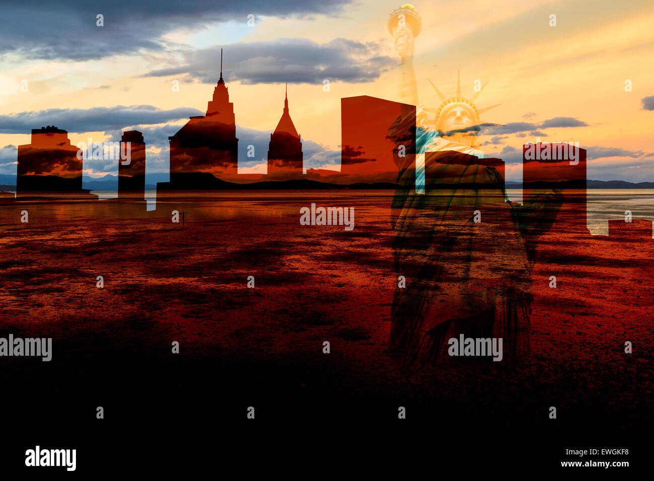 Post-apokalyptischen Krieg Szenario in New York mit Ghost City Skyline bei Sonnenuntergang mit Umriss der Freiheitsstatue im Overlay, Manhattan Stockfoto