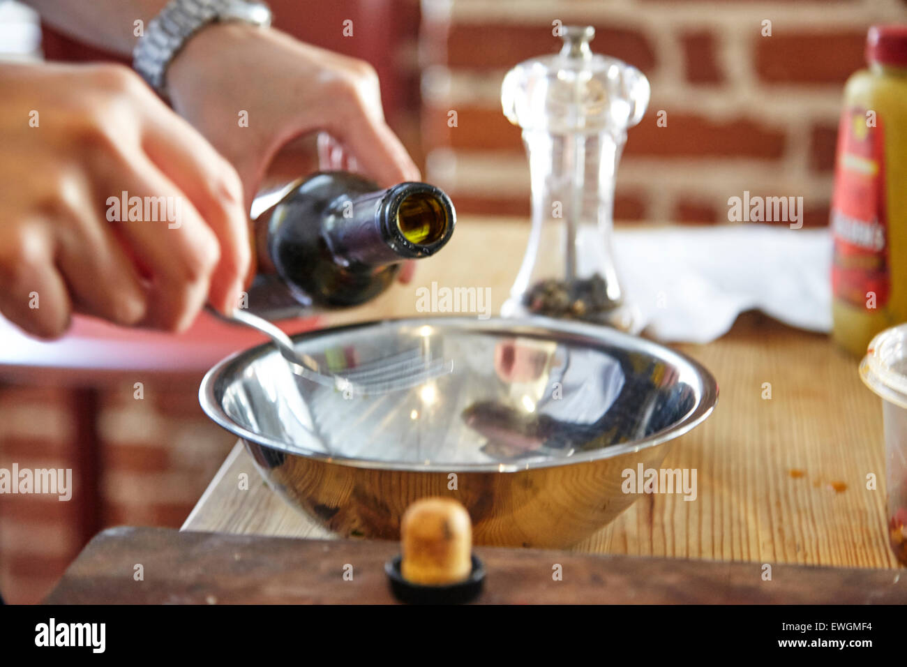 Koch bereitet eine Salat-Dressing Olivenöl Pfeffer Silber Schale kulinarische Sauce vinaigrette Stockfoto
