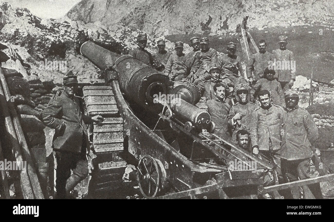 Französische Artilleristen gruppieren sich um eine Favoriten-Waffe im ersten Weltkrieg Stockfoto