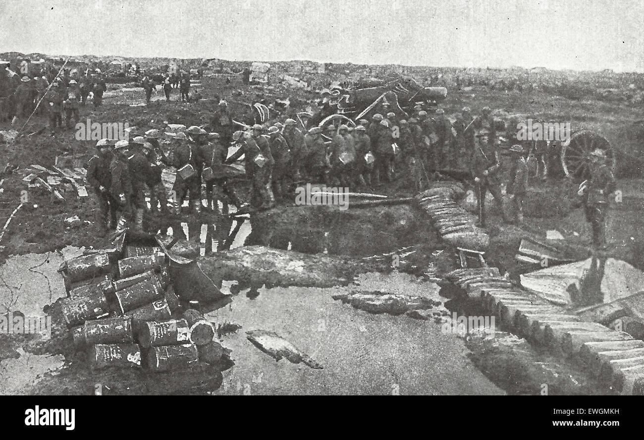 Britische Artilleristen, die versuchen, eine große Kanone in eine zufriedenstellende Position im ersten Weltkrieg Stockfoto