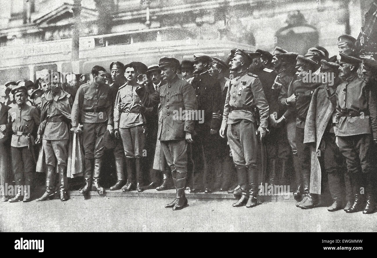 Figuren der russischen Revolution - eine Zeitlang Kerensky, wie hier, statt der Mitte der Bühne.  Es ist ein Zeichen für schlechtes Omen, das das Publikum ihn aus den Gehsteig geschoben haben scheint, wie er bereit ist, ein Kosakenregiment begrüssen die durch marschiert. 1917 Stockfoto