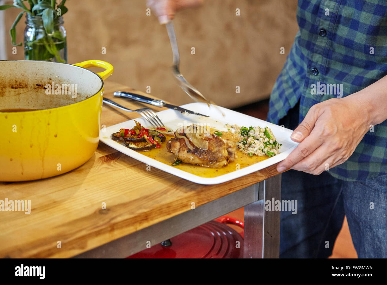 Person Kochen in der Küche Huhn gebratenes Huhn Hände Blau Hemd Stockfoto