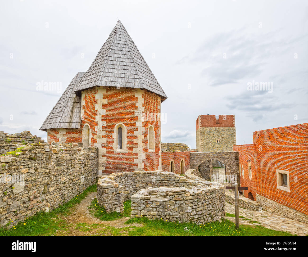 Kapelle und Wände auf Burg Medvedgrad Stockfoto
