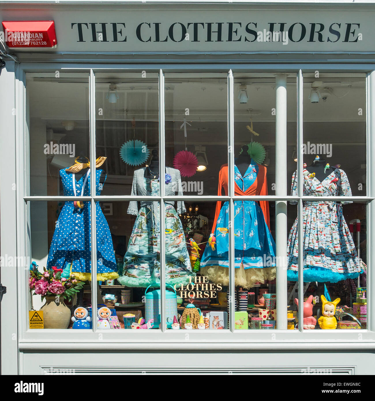 Wäscheständer, Spezialist Kleid Shop Damenmode Shop Sonne Straße Canterbury Kent Stockfoto