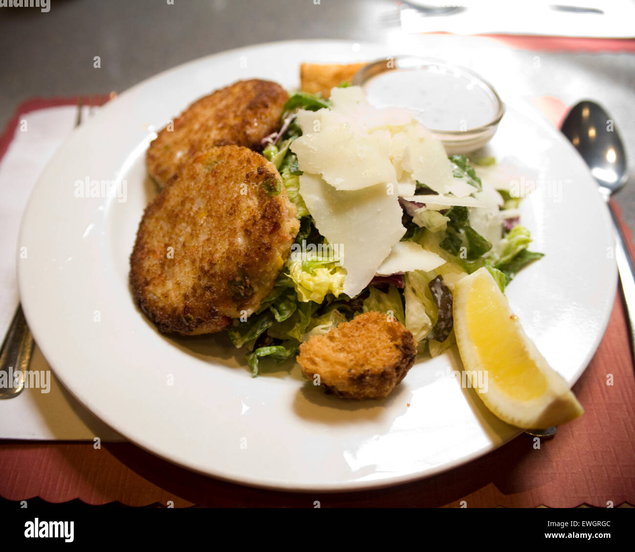 Krabbe Kuchen mit Zitronen-Aioli-Sauce. Stockfoto