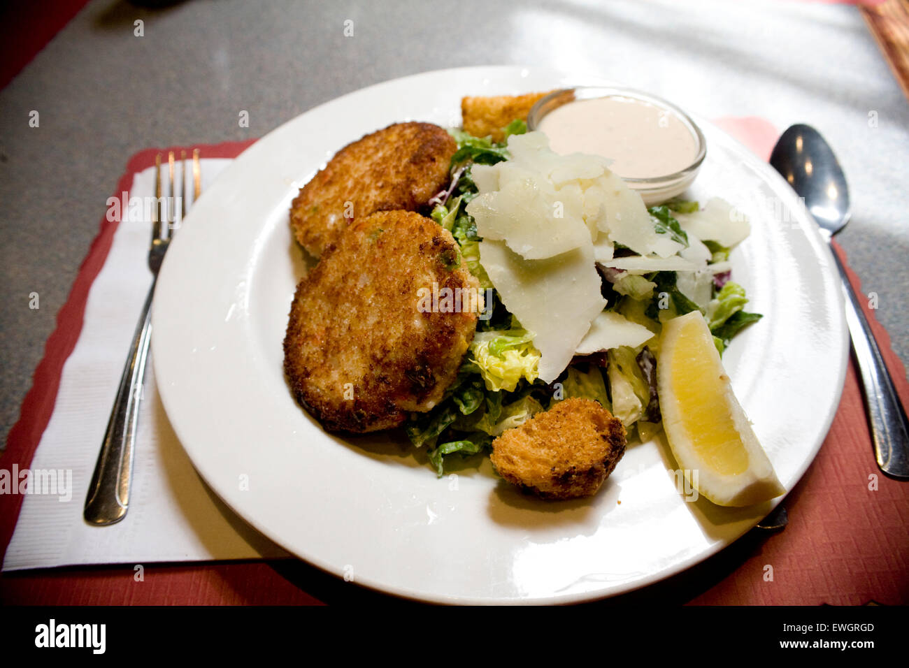 Krabbe Kuchen mit Zitronen-Aioli-Sauce.  Dungeness Krabbe, Sellerie, Zwiebeln Bermuda und italienischen Kräutern sautiert, goldbraun und serviert Stockfoto