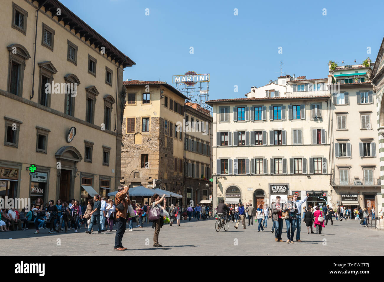 Florenz, die Piazza della Signoras wäre es gewesen, Menschen drängen sich die Straße während der typisch italienischen Stadtarchitektur Stockfoto