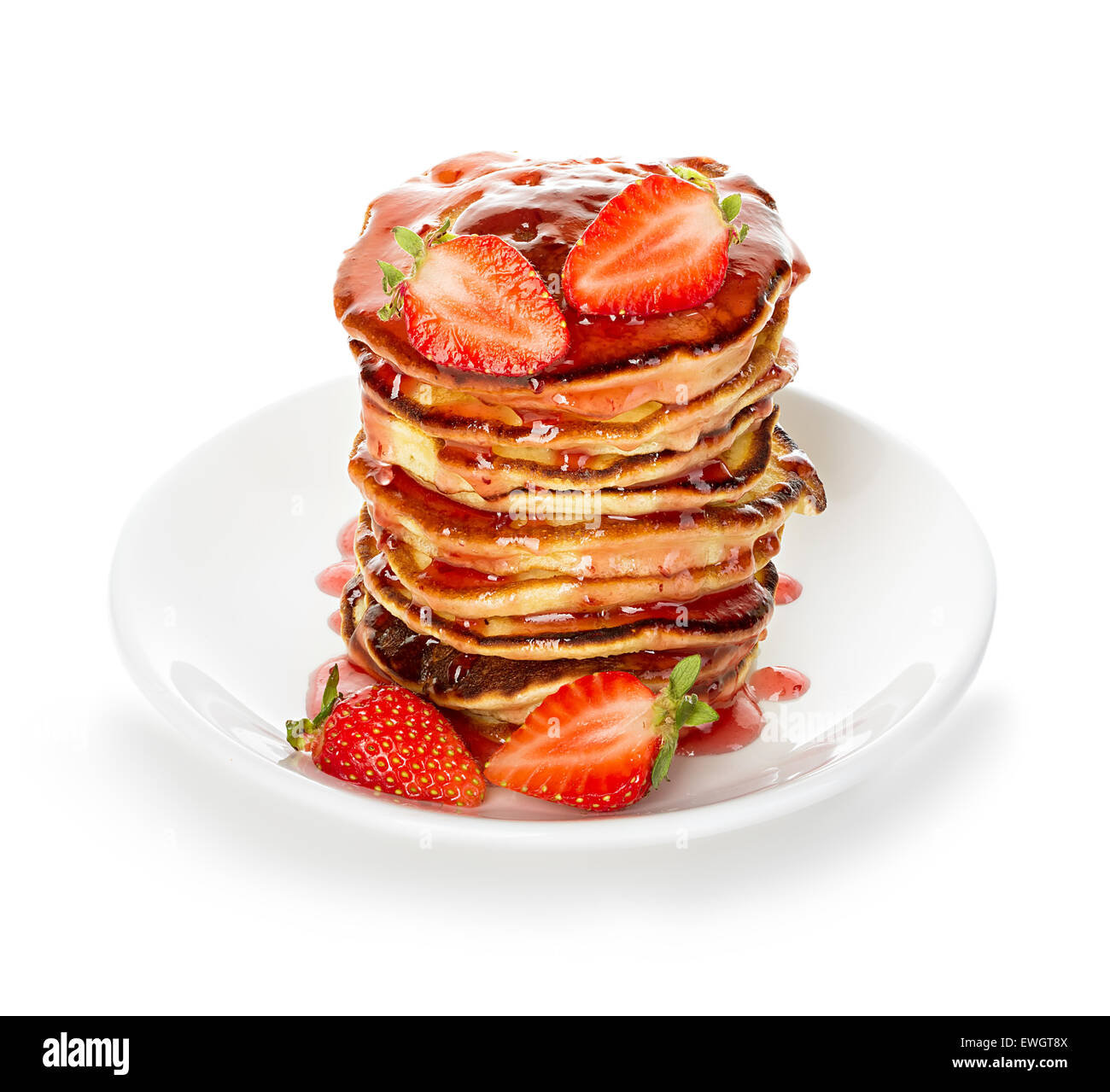 Leckere Pfannkuchen mit Erdbeeren auf weißem Hintergrund isoliert Stockfoto