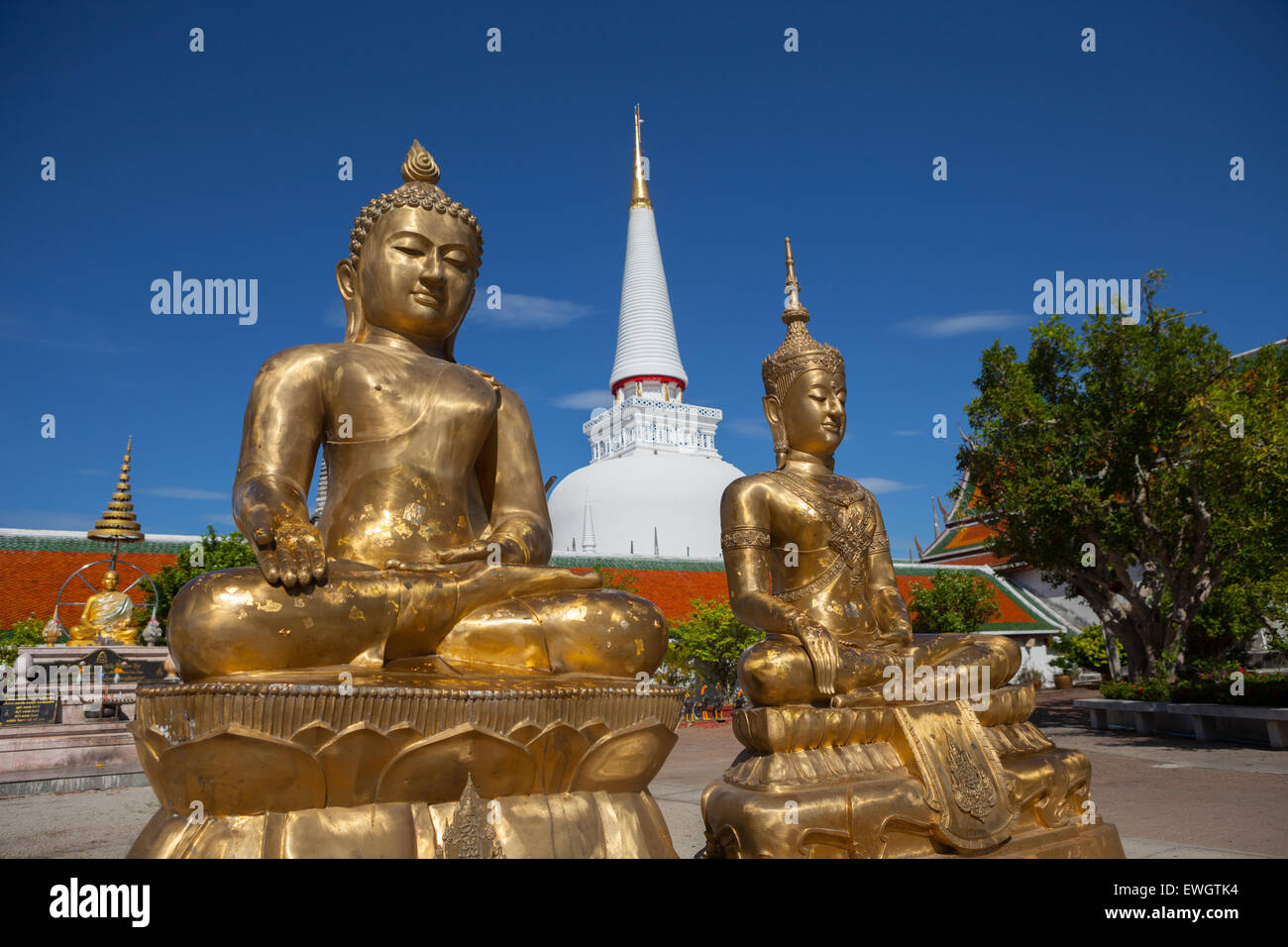 Buddha-Bilder im Wat Phra Mahathat Woramahawihan. Nakhon Si Thammarat Provinz, Thailand. Stockfoto