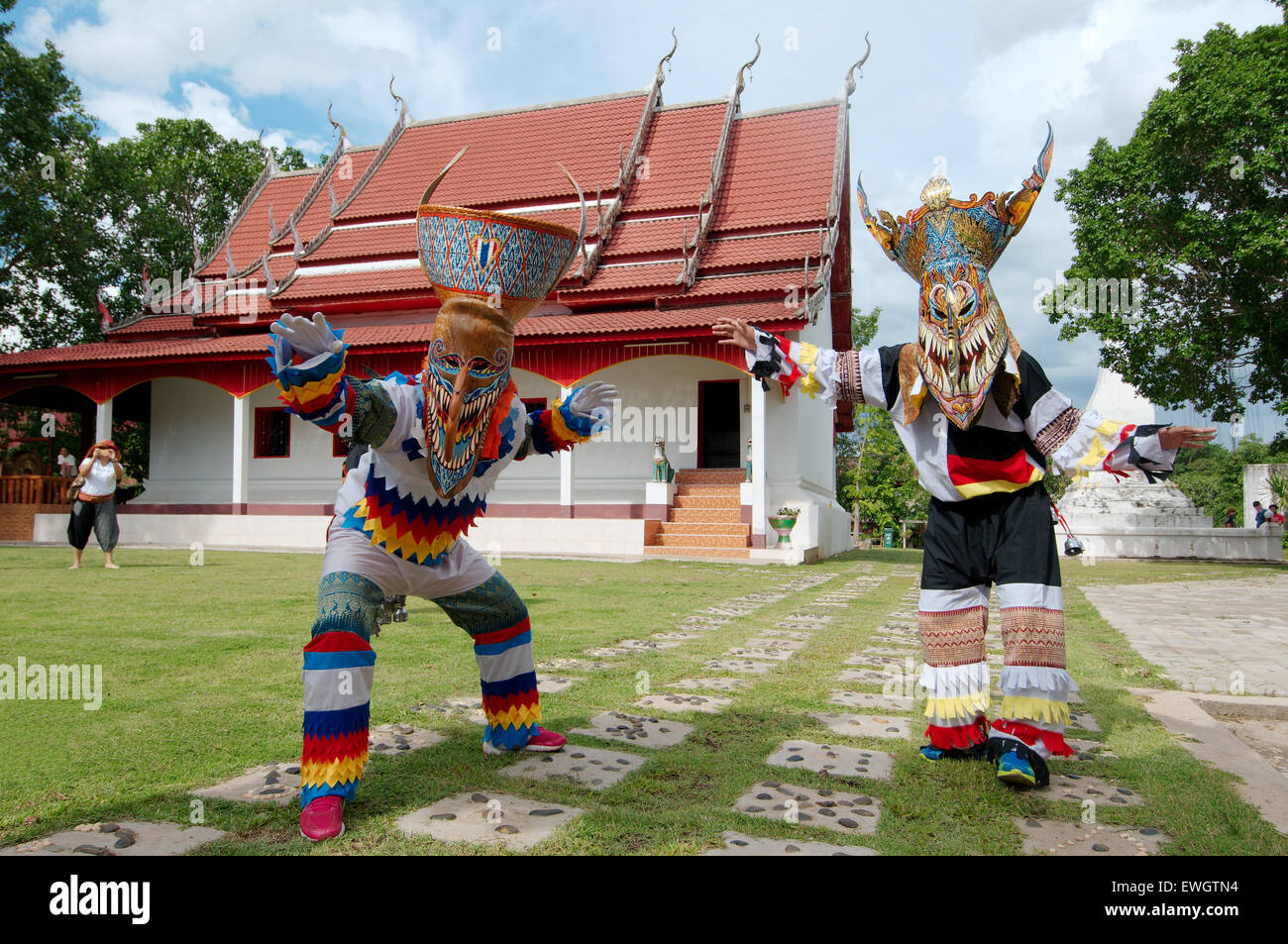 Menschen mit Geist Masken und bunten Kostüm gekleidet. Phi Ta Khon Masken Festival Stockfoto