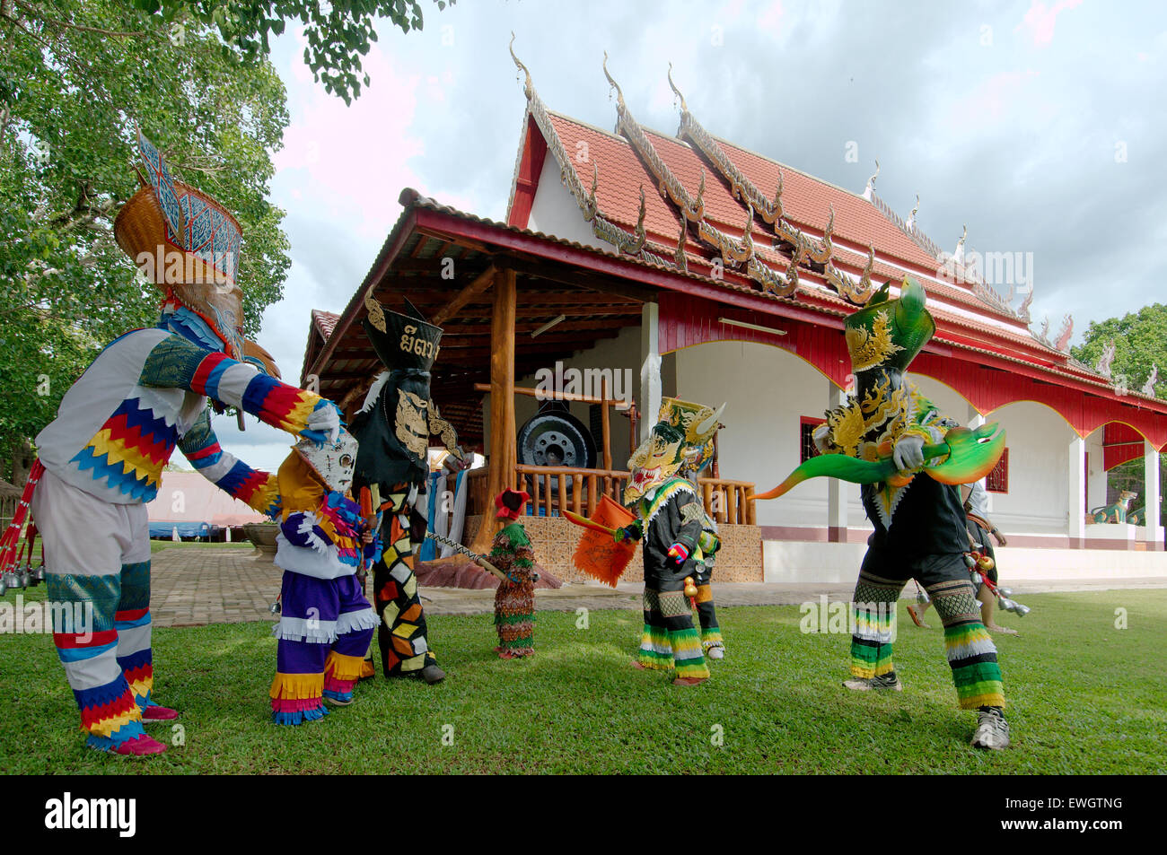 Menschen mit Geist Masken und bunten Kostüm gekleidet. Phi Ta Khon Masken Festival Stockfoto