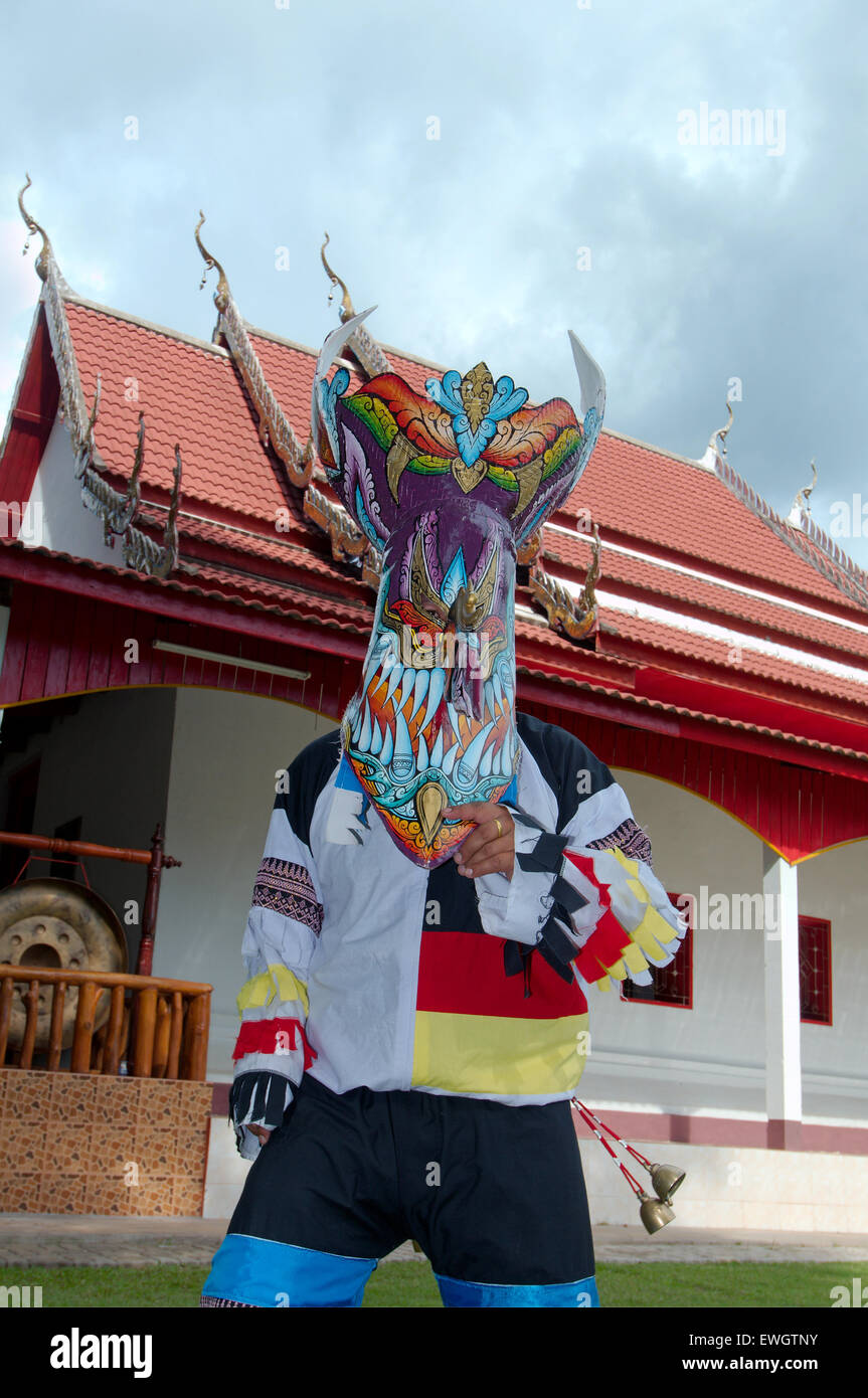 Menschen mit Geist Masken und bunten Kostüm gekleidet. Phi Ta Khon Masken Festival Stockfoto