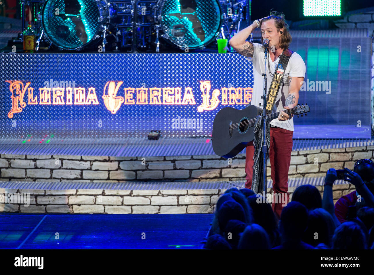 Milwaukee, Wisconsin, USA. 24. Juni 2015. Country-Musiker TYLER HUBBARD von Florida Georgia Line führt live auf der Bühne auf dem Sommerfest Music Festival in Milwaukee, Wisconsin © Daniel DeSlover/ZUMA Draht/Alamy Live News Stockfoto