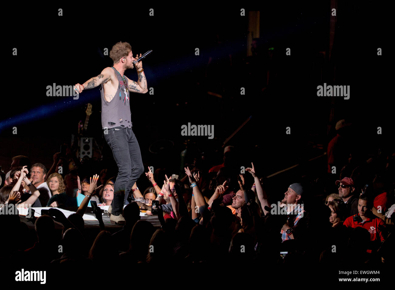 Milwaukee, Wisconsin, USA. 24. Juni 2015. Country-Musiker BRIAN KELLEY von Florida Georgia Line führt live auf der Bühne auf dem Sommerfest Music Festival in Milwaukee, Wisconsin © Daniel DeSlover/ZUMA Draht/Alamy Live News Stockfoto
