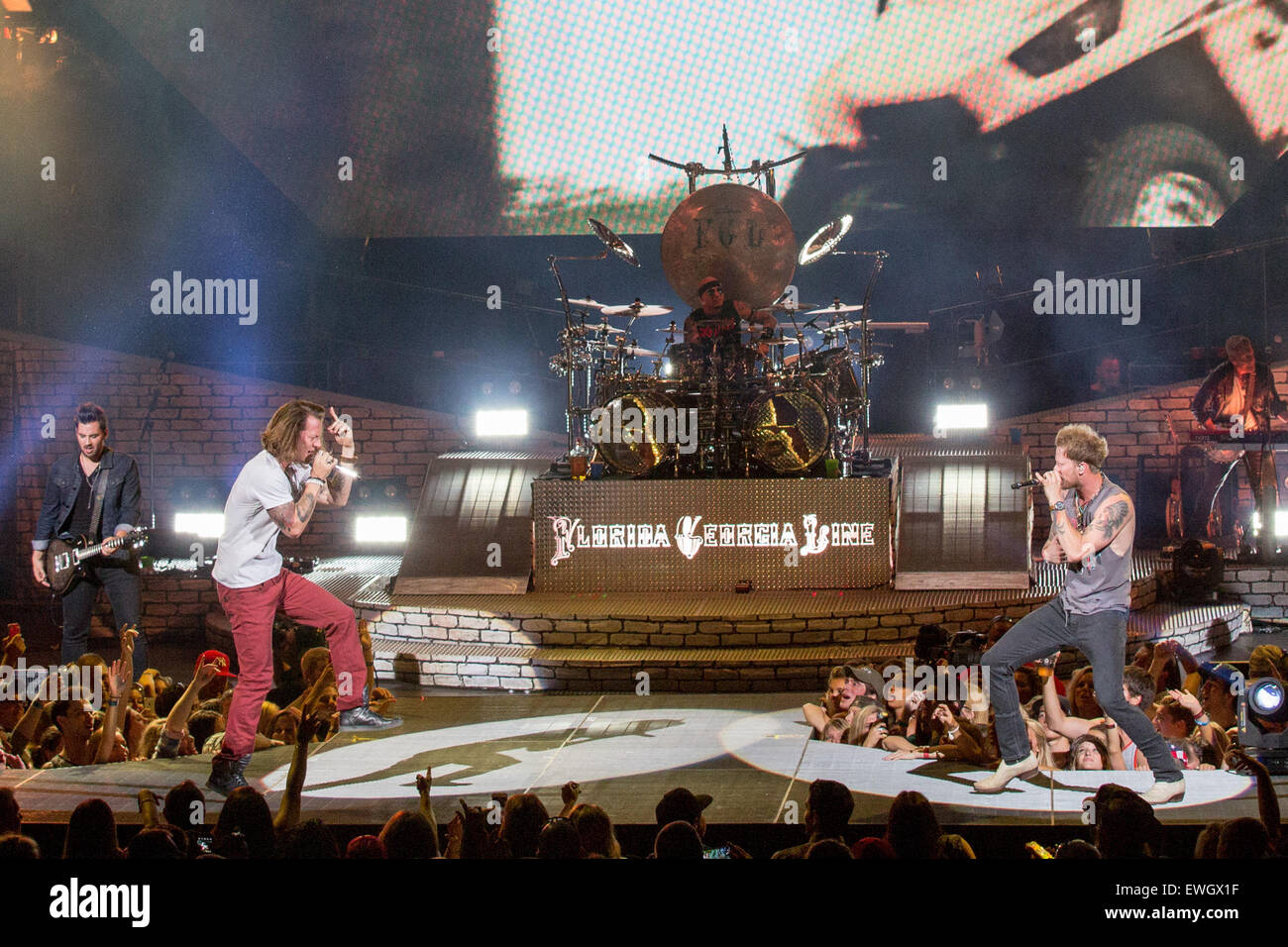 Milwaukee, Wisconsin, USA. 24. Juni 2015. Country-Musiker TYLER HUBBARD (L) und BRIAN KELLEY von Florida Georgia Line durchführen live auf der Bühne auf dem Sommerfest Music Festival in Milwaukee, Wisconsin © Daniel DeSlover/ZUMA Draht/Alamy Live News Stockfoto
